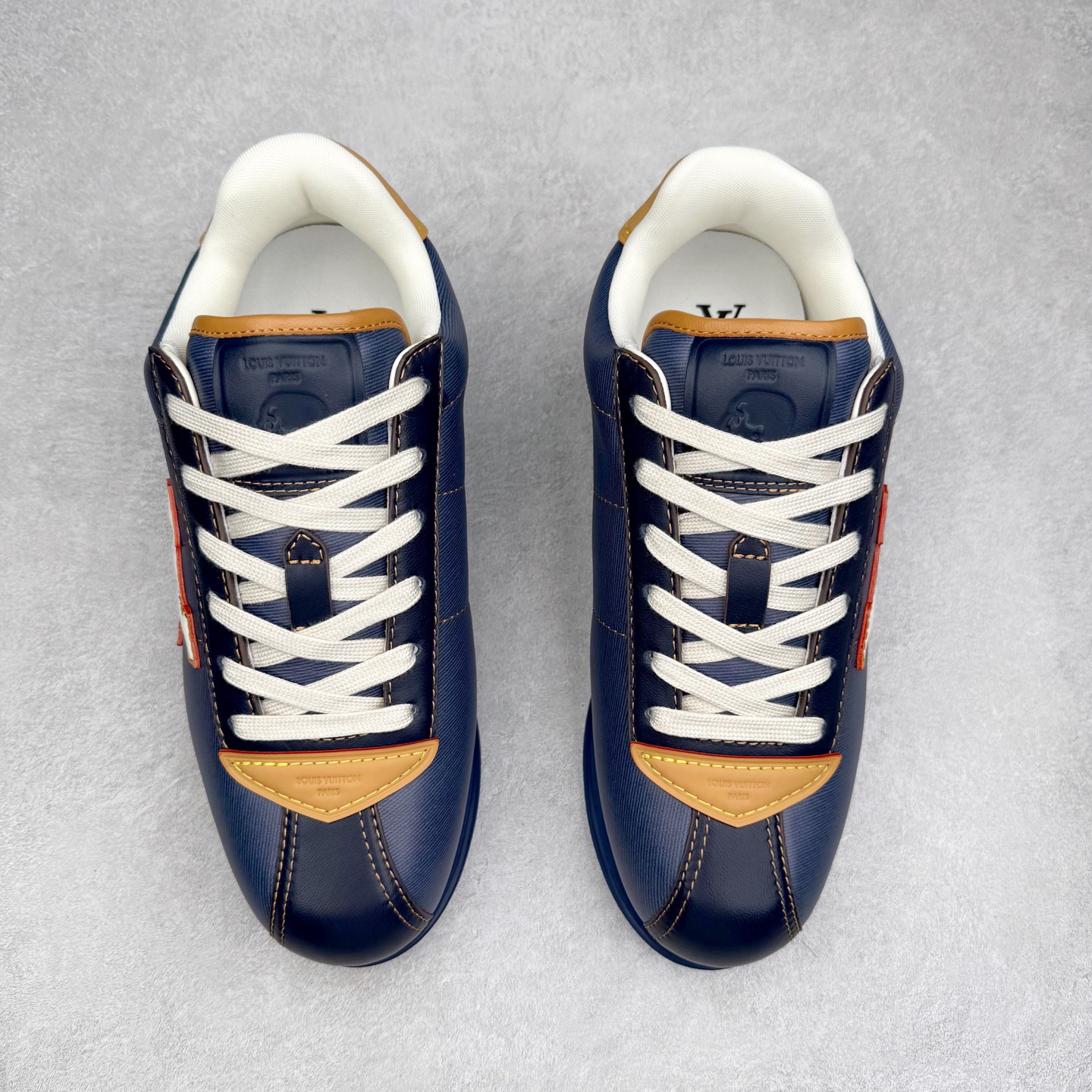 图片[2]-＃GD广顶 LOUIS VUITTON x Nigo lv联名款 Buttersoft 牛皮革羊皮革 FW25 图案压纹 圆头系带 低帮 生活休闲鞋 男女同款 白色 外贸零售特供批次 2023全新纸板数据 印花高频效果碾压市面 市售天花板产物 耗时半年巨作 全套原厂新版原纸板楦头开发 原厂特供皮料加持 市场所有版本中综合最强的货品 GD实力大厂出品 全网最全配色更新最快 最成熟的做工稳定的品控 完美鞋型超高的清洁度 零毛边线头瑕疵 全套原楦原纸版原鞋开模 全网最具灵魂的版型 正确原装黄色鞋盒 正确中底印花 鞋面印花3D高频深度立体 全鞋电脑针车 紧密相连 针距密度一致 环保乳胶注塑鞋垫 厚度脚感还原原版 皮面裁剪部位 统一油边封口工艺 原装橡胶大底含胶量大底组合零偏差 专柜全套包装 防尘袋 说明书 质保卡 男女鞋 尺码：35 36 37 38 39 40 41 42 43 44 45-选品中心