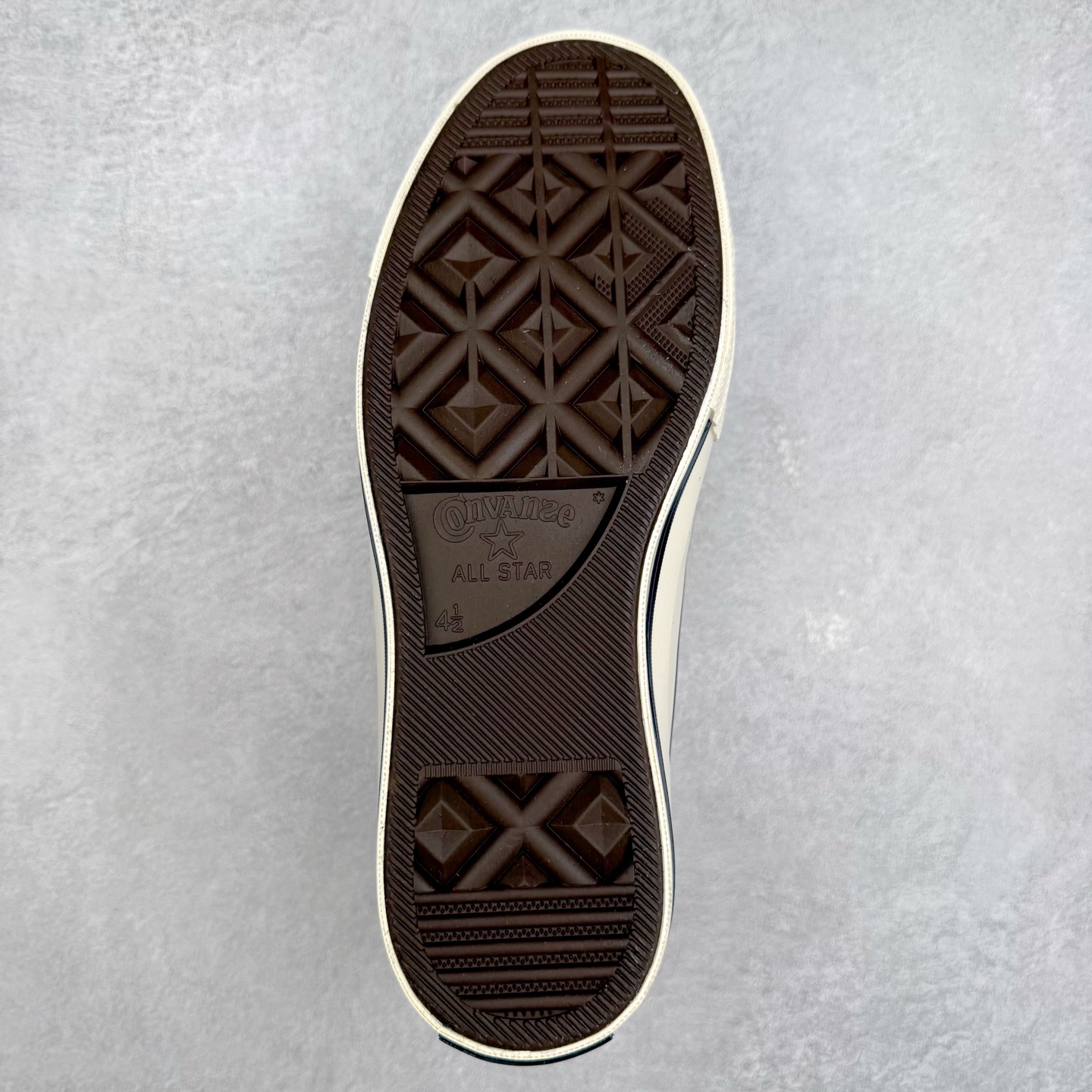 图片[9]-Converse Chuck 1970S 皮面羊羔绒 采用70s经典鞋型，鞋舌面和内里包裹上保暖性极强的上等羊羔绒、经典保暖又不平凡！在寒冷的冬季你也可以勇敢秀出你的匡威！ 货号：172364C 黑色 货号：172365C 白色 尺码：35 36 36.5 37 37.5 38 39 40 41 41.5 42 42.5 43 44-选品中心