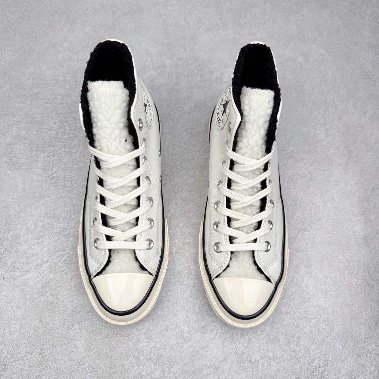 图片[2]-Converse Chuck 1970S 皮面羊羔绒 采用70s经典鞋型，鞋舌面和内里包裹上保暖性极强的上等羊羔绒、经典保暖又不平凡！在寒冷的冬季你也可以勇敢秀出你的匡威！ 货号：172364C 黑色 货号：172365C 白色 尺码：35 36 36.5 37 37.5 38 39 40 41 41.5 42 42.5 43 44-选品中心