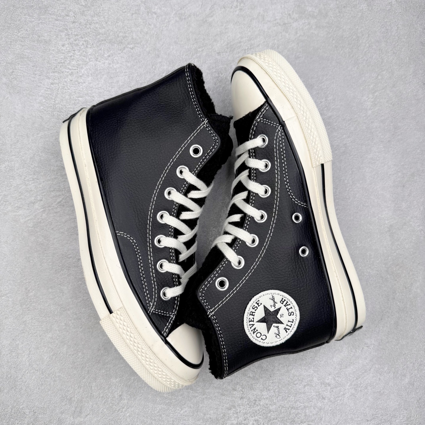 图片[3]-Converse Chuck 1970S 皮面羊羔绒 采用70s经典鞋型，鞋舌面和内里包裹上保暖性极强的上等羊羔绒、经典保暖又不平凡！在寒冷的冬季你也可以勇敢秀出你的匡威！ 货号：172364C 黑色 货号：172365C 白色 尺码：35 36 36.5 37 37.5 38 39 40 41 41.5 42 42.5 43 44-选品中心