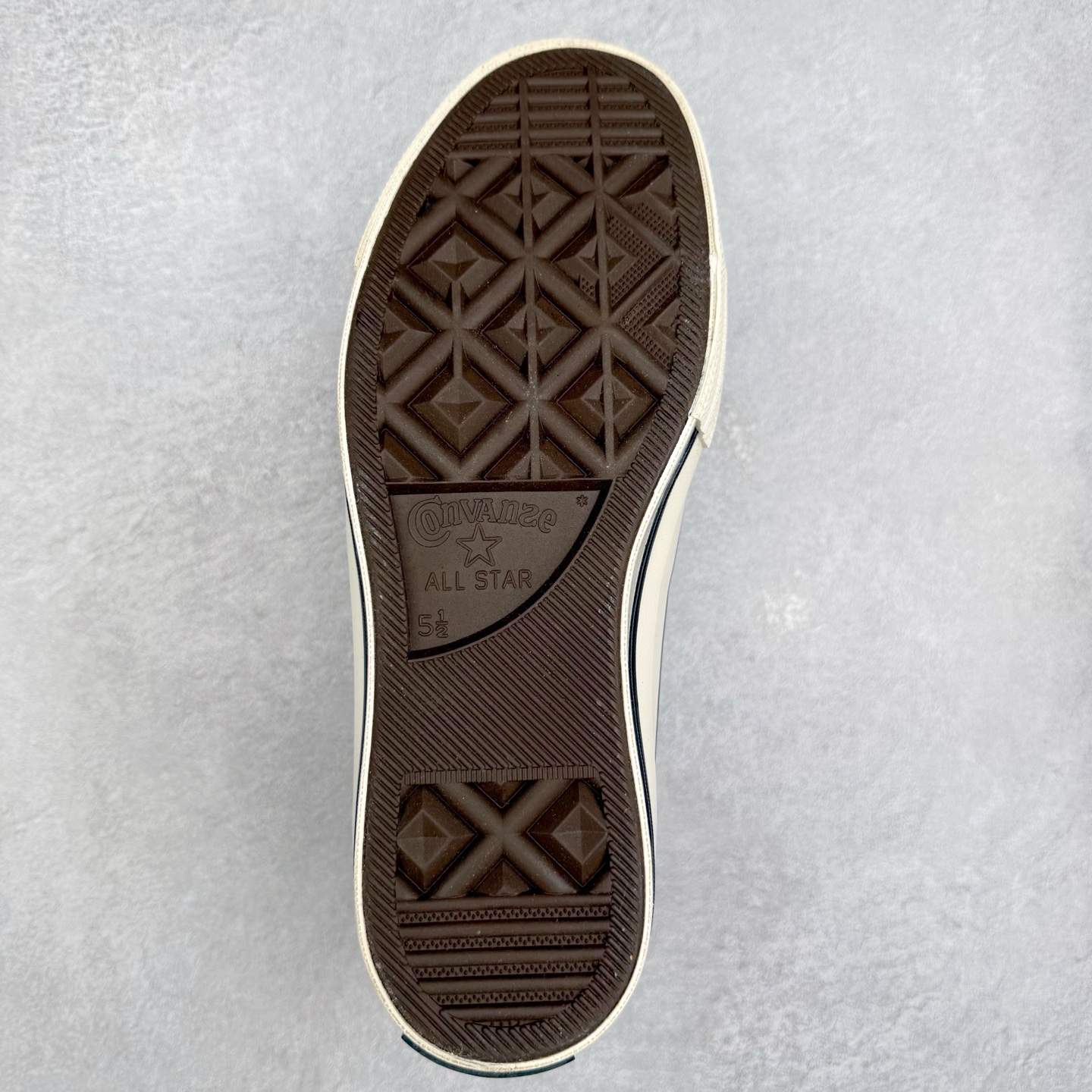 图片[9]-Converse Chuck 1970S 皮面羊羔绒 采用70s经典鞋型，鞋舌面和内里包裹上保暖性极强的上等羊羔绒、经典保暖又不平凡！在寒冷的冬季你也可以勇敢秀出你的匡威！ 货号：172364C 黑色 货号：172365C 白色 尺码：35 36 36.5 37 37.5 38 39 40 41 41.5 42 42.5 43 44-选品中心