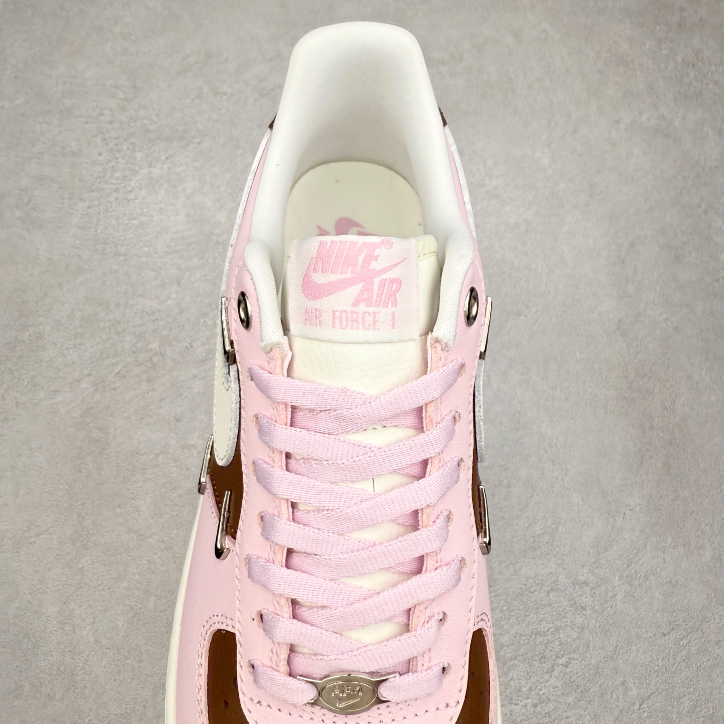图片[5]-NK Air Force 1´07 Low 空军一号低帮百搭休闲运动板鞋 FV5951-001 柔软、弹性十足的缓震性能和出色的中底设计 横跨复古与现代的外型结合 造就出风靡全球 三十多年的Force 1 直到今天还深受青睐 实拍调校N版已经零色差零失真 百分百还原实物色彩所见即所得 不存在货不对板色差等低级问题 选购参考实物拍摄 不混卖不参货 只用心做好货严格选品 承诺混一赔十 尺码：36 36.5 37.5 38 38.5 39 40 40.5 41 42 42.5 43 44 44.5 45-选品中心