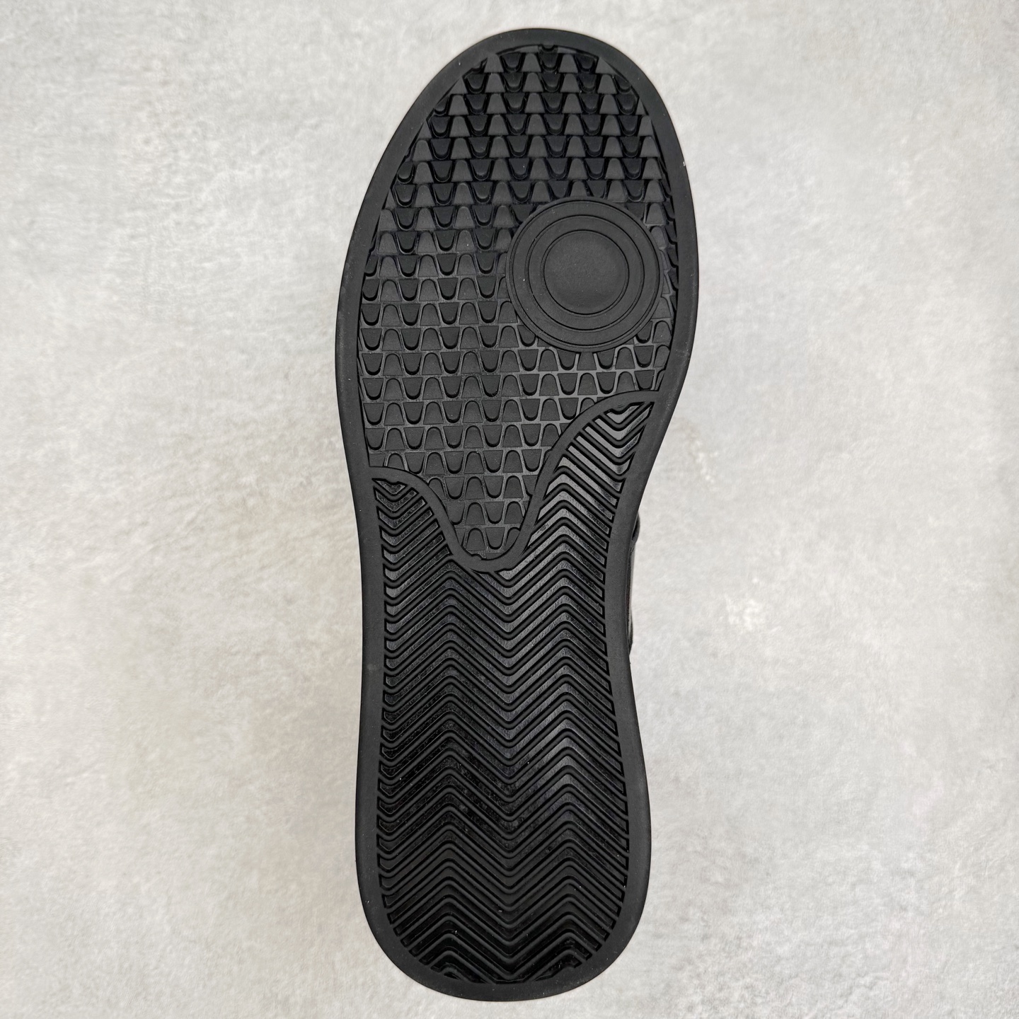 图片[9]-ECCO爱步休闲鞋秋 25年新款时尚德训鞋 经典百搭板鞋 街头球鞋系列 保留板鞋的经典轮廓，同时融入球鞋的流线型线条 打造运动与街头复古的碰撞感 多元色系融和简约风格，松弛诠释街头意趣 轻松打造百变街头造型 经典鞋头设计 将时尚美学与街头文化完美融合 演绎美式复古潮流 邂逅复古时尚 搭载FLUIFORM™直接注塑科技 一体成型贴合脚部，舒适升级 鞋底采用耐磨抓地的橡胶大底 轻松应对日常行走的磨损考验 缤纷色系 玩转街头 尺码：38 39 40 41 42 43 44（皮鞋码）-选品中心