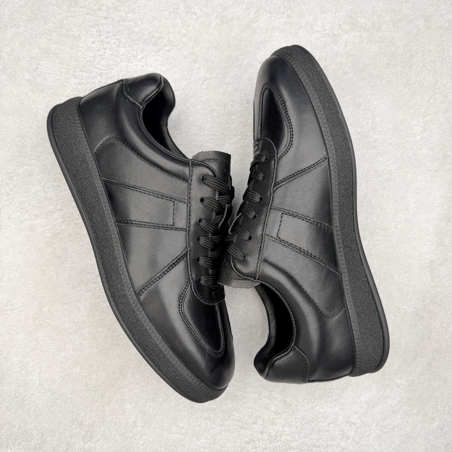 图片[3]-ECCO爱步休闲鞋秋 25年新款时尚德训鞋 经典百搭板鞋 街头球鞋系列 保留板鞋的经典轮廓，同时融入球鞋的流线型线条 打造运动与街头复古的碰撞感 多元色系融和简约风格，松弛诠释街头意趣 轻松打造百变街头造型 经典鞋头设计 将时尚美学与街头文化完美融合 演绎美式复古潮流 邂逅复古时尚 搭载FLUIFORM™直接注塑科技 一体成型贴合脚部，舒适升级 鞋底采用耐磨抓地的橡胶大底 轻松应对日常行走的磨损考验 缤纷色系 玩转街头 尺码：38 39 40 41 42 43 44（皮鞋码）-选品中心