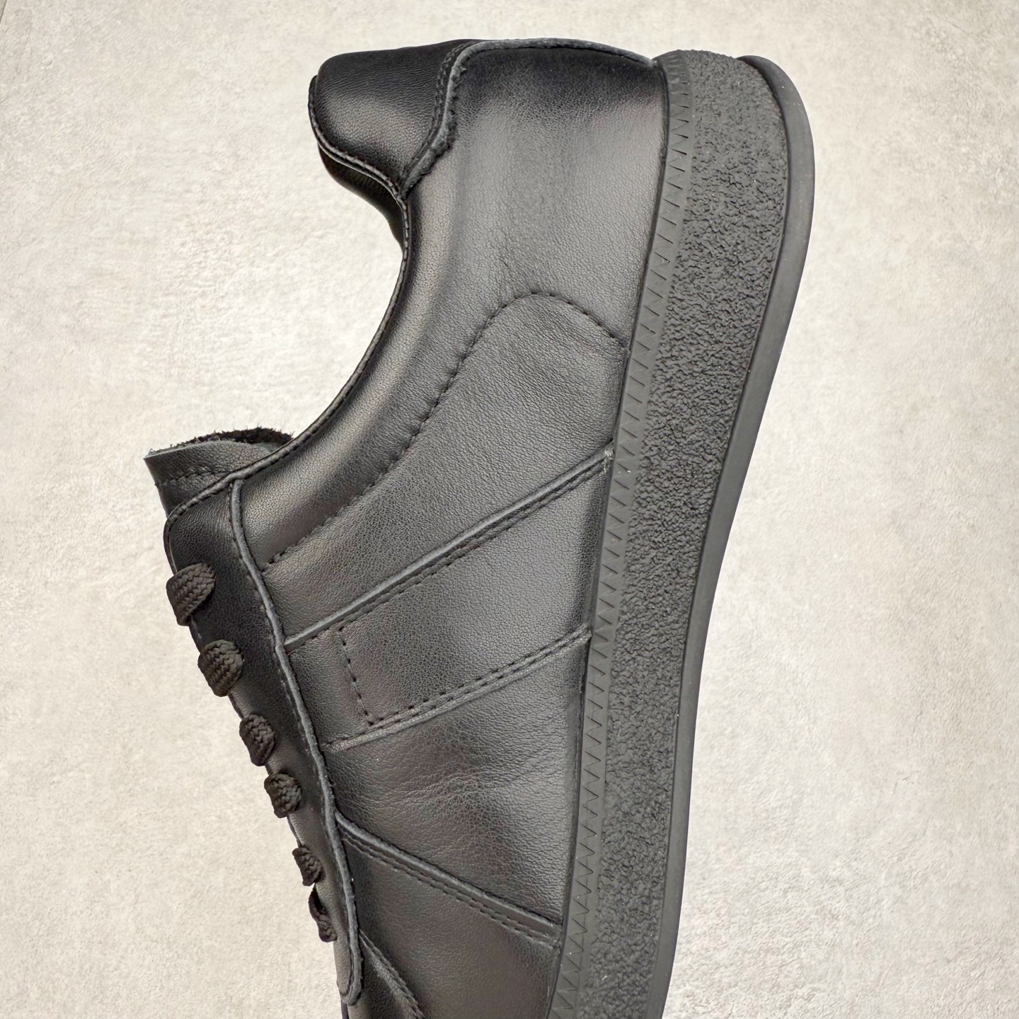 图片[7]-ECCO爱步休闲鞋秋 25年新款时尚德训鞋 经典百搭板鞋 街头球鞋系列 保留板鞋的经典轮廓，同时融入球鞋的流线型线条 打造运动与街头复古的碰撞感 多元色系融和简约风格，松弛诠释街头意趣 轻松打造百变街头造型 经典鞋头设计 将时尚美学与街头文化完美融合 演绎美式复古潮流 邂逅复古时尚 搭载FLUIFORM™直接注塑科技 一体成型贴合脚部，舒适升级 鞋底采用耐磨抓地的橡胶大底 轻松应对日常行走的磨损考验 缤纷色系 玩转街头 尺码：38 39 40 41 42 43 44（皮鞋码）-选品中心