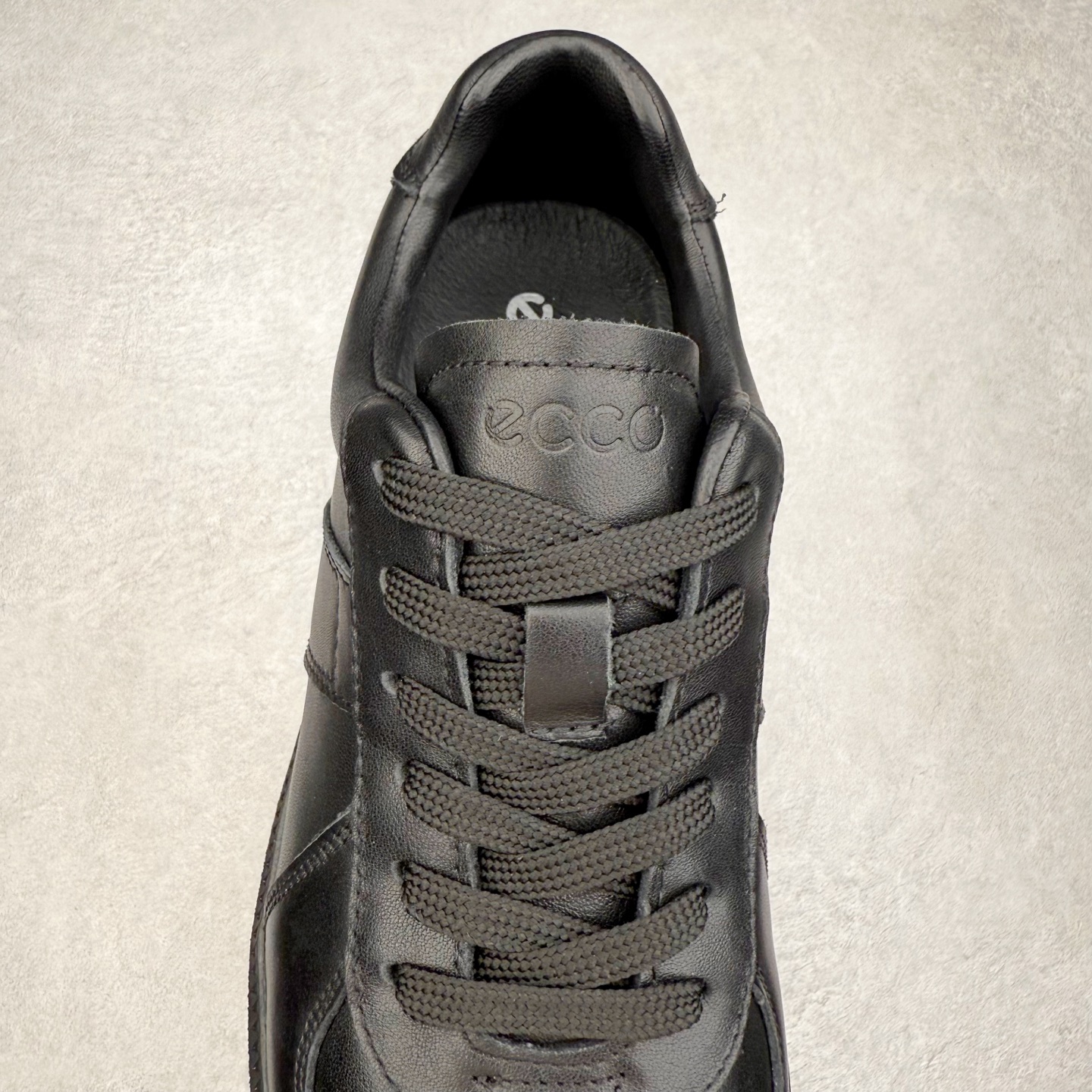 图片[5]-ECCO爱步休闲鞋秋 25年新款时尚德训鞋 经典百搭板鞋 街头球鞋系列 保留板鞋的经典轮廓，同时融入球鞋的流线型线条 打造运动与街头复古的碰撞感 多元色系融和简约风格，松弛诠释街头意趣 轻松打造百变街头造型 经典鞋头设计 将时尚美学与街头文化完美融合 演绎美式复古潮流 邂逅复古时尚 搭载FLUIFORM™直接注塑科技 一体成型贴合脚部，舒适升级 鞋底采用耐磨抓地的橡胶大底 轻松应对日常行走的磨损考验 缤纷色系 玩转街头 尺码：38 39 40 41 42 43 44（皮鞋码）-选品中心