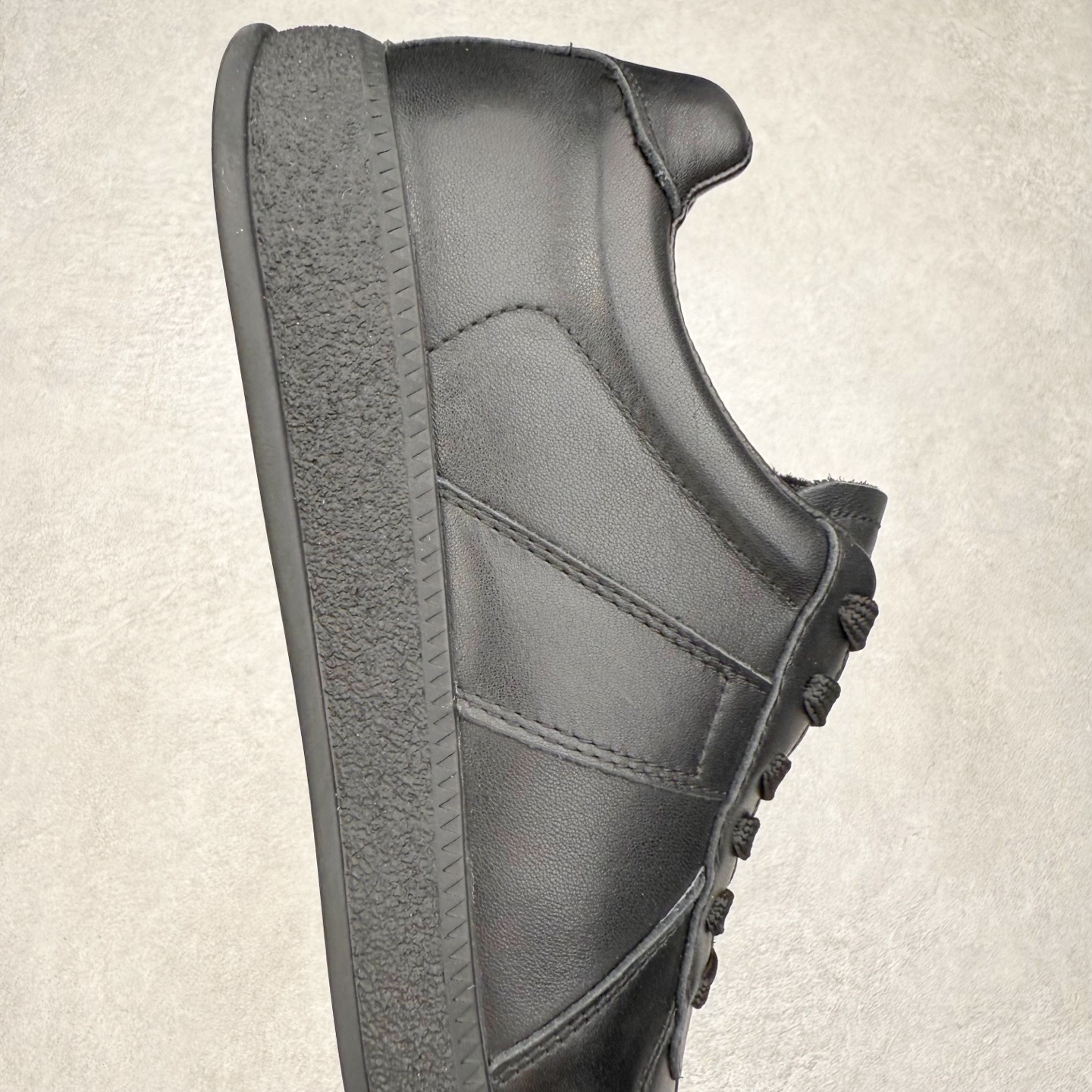 图片[6]-ECCO爱步休闲鞋秋 25年新款时尚德训鞋 经典百搭板鞋 街头球鞋系列 保留板鞋的经典轮廓，同时融入球鞋的流线型线条 打造运动与街头复古的碰撞感 多元色系融和简约风格，松弛诠释街头意趣 轻松打造百变街头造型 经典鞋头设计 将时尚美学与街头文化完美融合 演绎美式复古潮流 邂逅复古时尚 搭载FLUIFORM™直接注塑科技 一体成型贴合脚部，舒适升级 鞋底采用耐磨抓地的橡胶大底 轻松应对日常行走的磨损考验 缤纷色系 玩转街头 尺码：38 39 40 41 42 43 44（皮鞋码）-选品中心