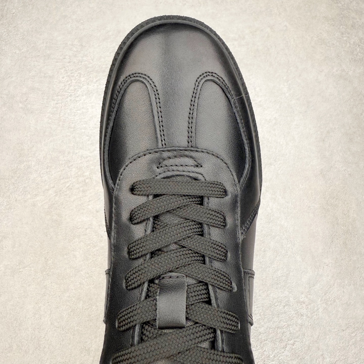 图片[4]-ECCO爱步休闲鞋秋 25年新款时尚德训鞋 经典百搭板鞋 街头球鞋系列 保留板鞋的经典轮廓，同时融入球鞋的流线型线条 打造运动与街头复古的碰撞感 多元色系融和简约风格，松弛诠释街头意趣 轻松打造百变街头造型 经典鞋头设计 将时尚美学与街头文化完美融合 演绎美式复古潮流 邂逅复古时尚 搭载FLUIFORM™直接注塑科技 一体成型贴合脚部，舒适升级 鞋底采用耐磨抓地的橡胶大底 轻松应对日常行走的磨损考验 缤纷色系 玩转街头 尺码：38 39 40 41 42 43 44（皮鞋码）-选品中心