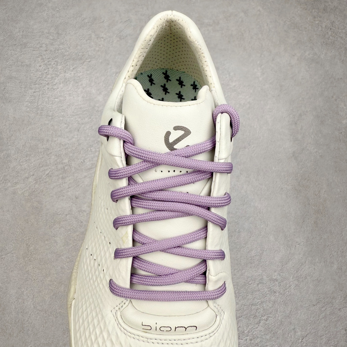 图片[5]-Ecco爱步驱动牛皮革圆头舒适系带低帮生活休闲鞋 ECCO以三大核心特征为依托：北欧设计风格、鞋履制作、积极的生活方式。北欧设计风格：北欧设计特点是独特、有格调、实用和简约，并且品质优良。鞋履制作：ECCO钟爱鞋履制作以及一切与鞋履制作相关的事物。积极的生活方式：ECCO的创始人希望制作出的鞋履无需磨合，即可完美贴合脚型，帮助人们享受行走的乐趣。ECCO的成功源自其产品质量和创新的技术水平，恪守“鞋遵循双足”的设计理念，将的舒适度和风格融为一体。ECCO跑遍全世界寻找创新的原料。从制革制鞋一体化的设置，源头上控制皮革质量，确保对人体无害。 尺码：38 39 40 41 42 43 44 （皮鞋码）-选品中心