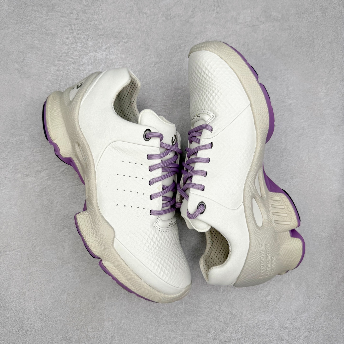 图片[3]-Ecco爱步驱动牛皮革圆头舒适系带低帮生活休闲鞋 ECCO以三大核心特征为依托：北欧设计风格、鞋履制作、积极的生活方式。北欧设计风格：北欧设计特点是独特、有格调、实用和简约，并且品质优良。鞋履制作：ECCO钟爱鞋履制作以及一切与鞋履制作相关的事物。积极的生活方式：ECCO的创始人希望制作出的鞋履无需磨合，即可完美贴合脚型，帮助人们享受行走的乐趣。ECCO的成功源自其产品质量和创新的技术水平，恪守“鞋遵循双足”的设计理念，将的舒适度和风格融为一体。ECCO跑遍全世界寻找创新的原料。从制革制鞋一体化的设置，源头上控制皮革质量，确保对人体无害。 尺码：38 39 40 41 42 43 44 （皮鞋码）-选品中心