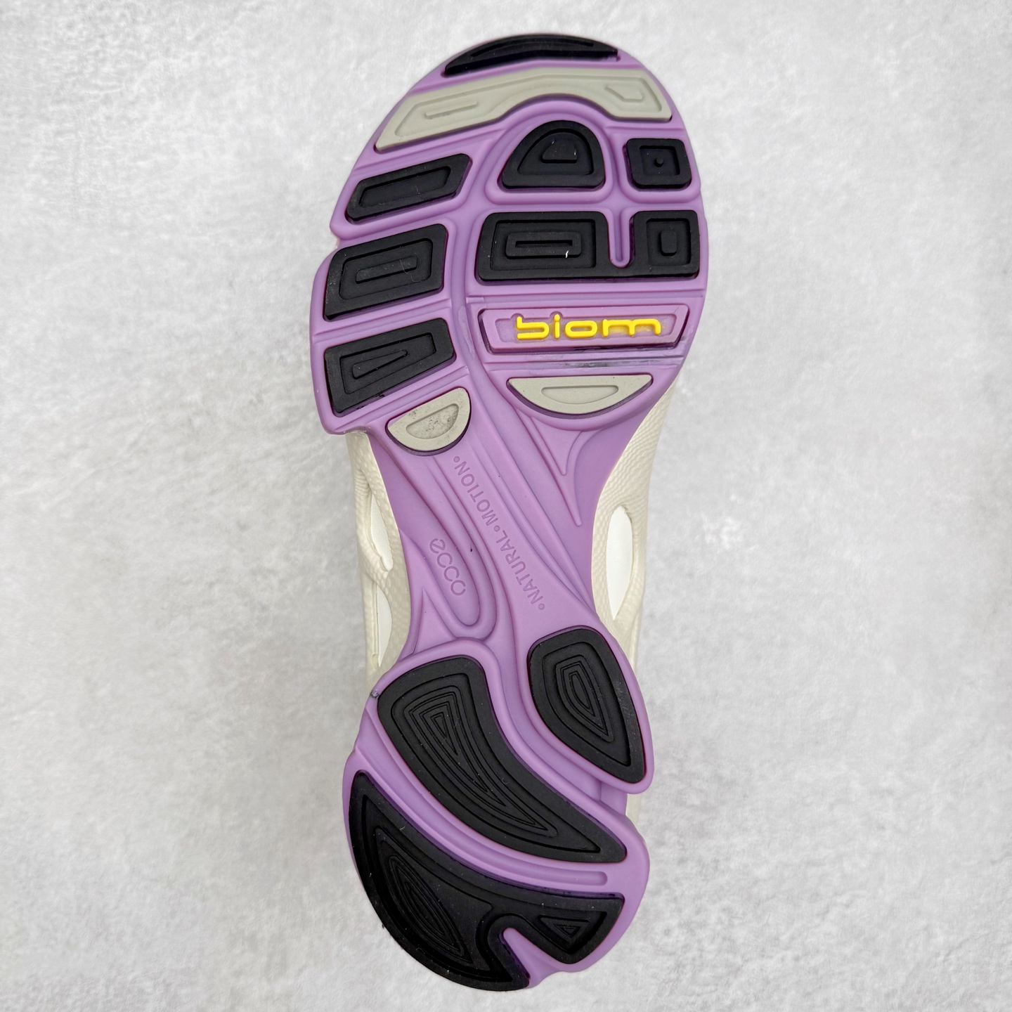 图片[9]-Ecco爱步驱动牛皮革圆头舒适系带低帮生活休闲鞋 ECCO以三大核心特征为依托：北欧设计风格、鞋履制作、积极的生活方式。北欧设计风格：北欧设计特点是独特、有格调、实用和简约，并且品质优良。鞋履制作：ECCO钟爱鞋履制作以及一切与鞋履制作相关的事物。积极的生活方式：ECCO的创始人希望制作出的鞋履无需磨合，即可完美贴合脚型，帮助人们享受行走的乐趣。ECCO的成功源自其产品质量和创新的技术水平，恪守“鞋遵循双足”的设计理念，将的舒适度和风格融为一体。ECCO跑遍全世界寻找创新的原料。从制革制鞋一体化的设置，源头上控制皮革质量，确保对人体无害。 尺码：38 39 40 41 42 43 44 （皮鞋码）-选品中心