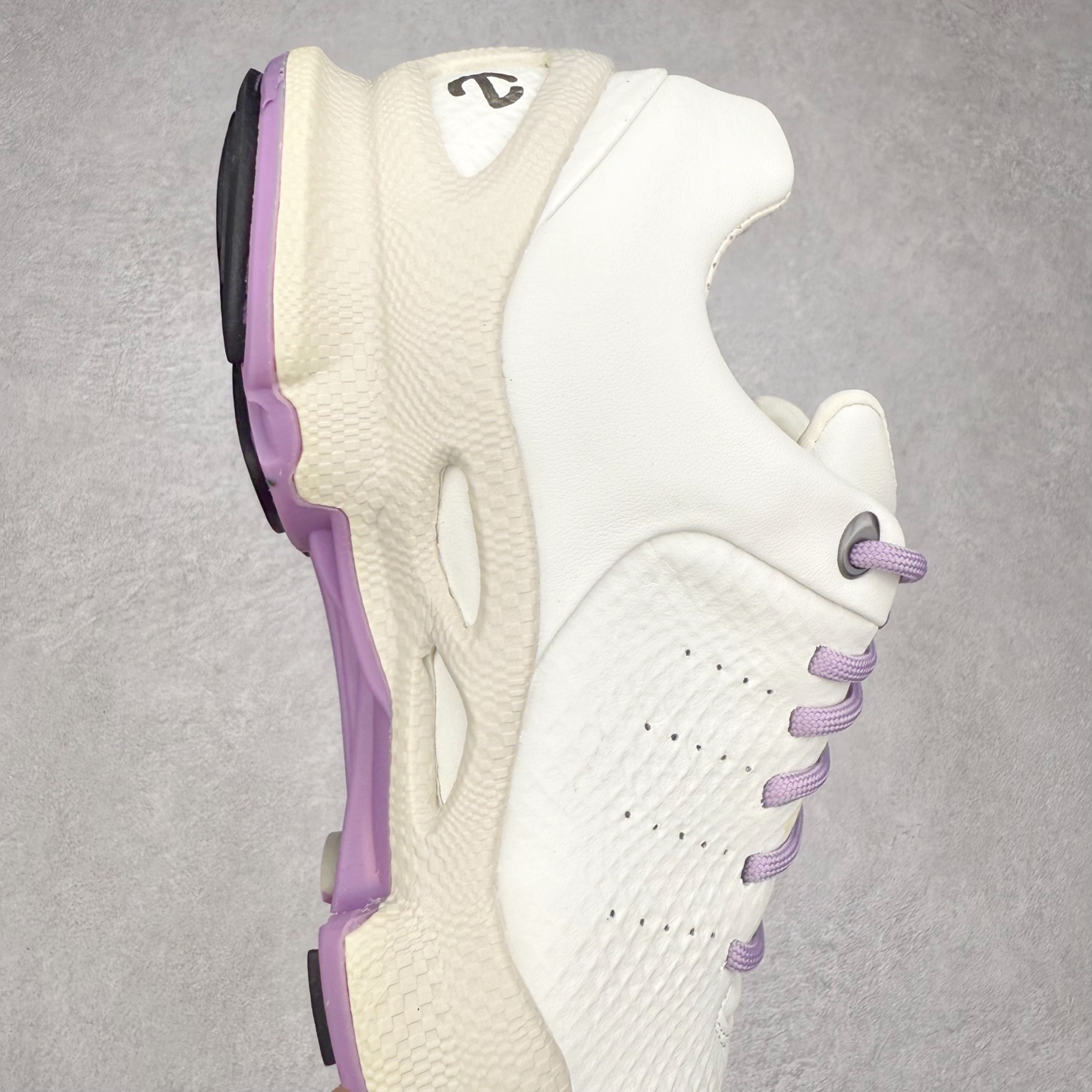 图片[6]-Ecco爱步驱动牛皮革圆头舒适系带低帮生活休闲鞋 ECCO以三大核心特征为依托：北欧设计风格、鞋履制作、积极的生活方式。北欧设计风格：北欧设计特点是独特、有格调、实用和简约，并且品质优良。鞋履制作：ECCO钟爱鞋履制作以及一切与鞋履制作相关的事物。积极的生活方式：ECCO的创始人希望制作出的鞋履无需磨合，即可完美贴合脚型，帮助人们享受行走的乐趣。ECCO的成功源自其产品质量和创新的技术水平，恪守“鞋遵循双足”的设计理念，将的舒适度和风格融为一体。ECCO跑遍全世界寻找创新的原料。从制革制鞋一体化的设置，源头上控制皮革质量，确保对人体无害。 尺码：38 39 40 41 42 43 44 （皮鞋码）-选品中心