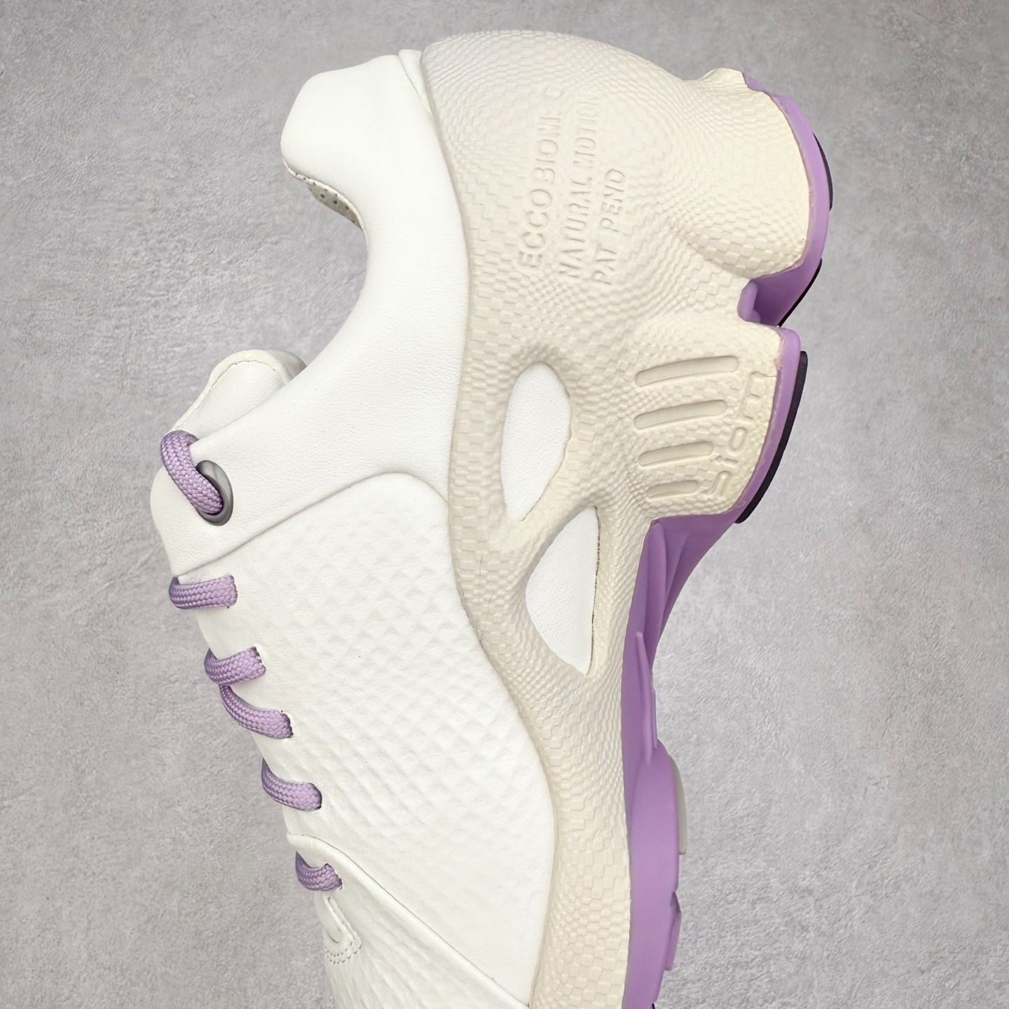 图片[7]-Ecco爱步驱动牛皮革圆头舒适系带低帮生活休闲鞋 ECCO以三大核心特征为依托：北欧设计风格、鞋履制作、积极的生活方式。北欧设计风格：北欧设计特点是独特、有格调、实用和简约，并且品质优良。鞋履制作：ECCO钟爱鞋履制作以及一切与鞋履制作相关的事物。积极的生活方式：ECCO的创始人希望制作出的鞋履无需磨合，即可完美贴合脚型，帮助人们享受行走的乐趣。ECCO的成功源自其产品质量和创新的技术水平，恪守“鞋遵循双足”的设计理念，将的舒适度和风格融为一体。ECCO跑遍全世界寻找创新的原料。从制革制鞋一体化的设置，源头上控制皮革质量，确保对人体无害。 尺码：38 39 40 41 42 43 44 （皮鞋码）-选品中心