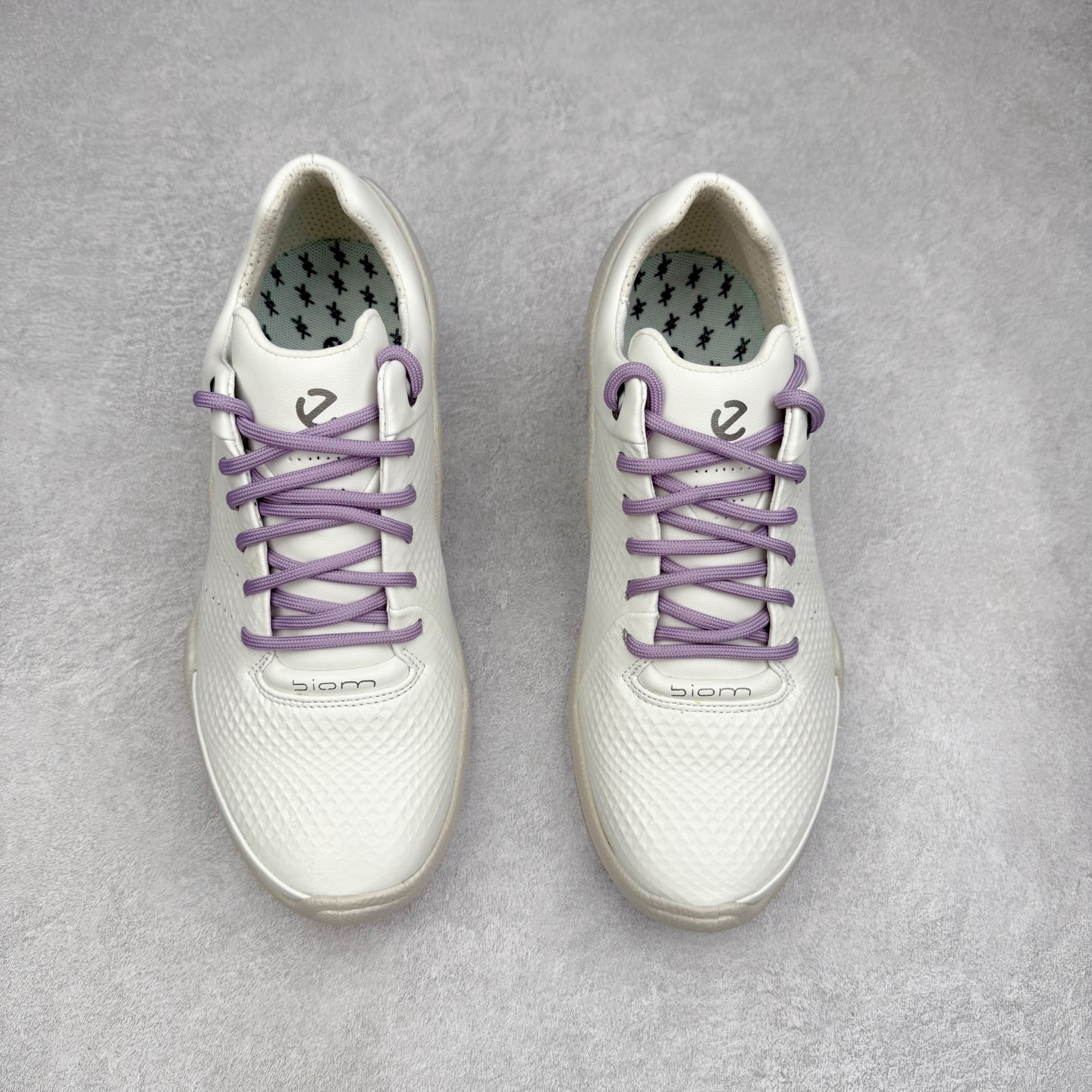 图片[2]-Ecco爱步驱动牛皮革圆头舒适系带低帮生活休闲鞋 ECCO以三大核心特征为依托：北欧设计风格、鞋履制作、积极的生活方式。北欧设计风格：北欧设计特点是独特、有格调、实用和简约，并且品质优良。鞋履制作：ECCO钟爱鞋履制作以及一切与鞋履制作相关的事物。积极的生活方式：ECCO的创始人希望制作出的鞋履无需磨合，即可完美贴合脚型，帮助人们享受行走的乐趣。ECCO的成功源自其产品质量和创新的技术水平，恪守“鞋遵循双足”的设计理念，将的舒适度和风格融为一体。ECCO跑遍全世界寻找创新的原料。从制革制鞋一体化的设置，源头上控制皮革质量，确保对人体无害。 尺码：38 39 40 41 42 43 44 （皮鞋码）-选品中心