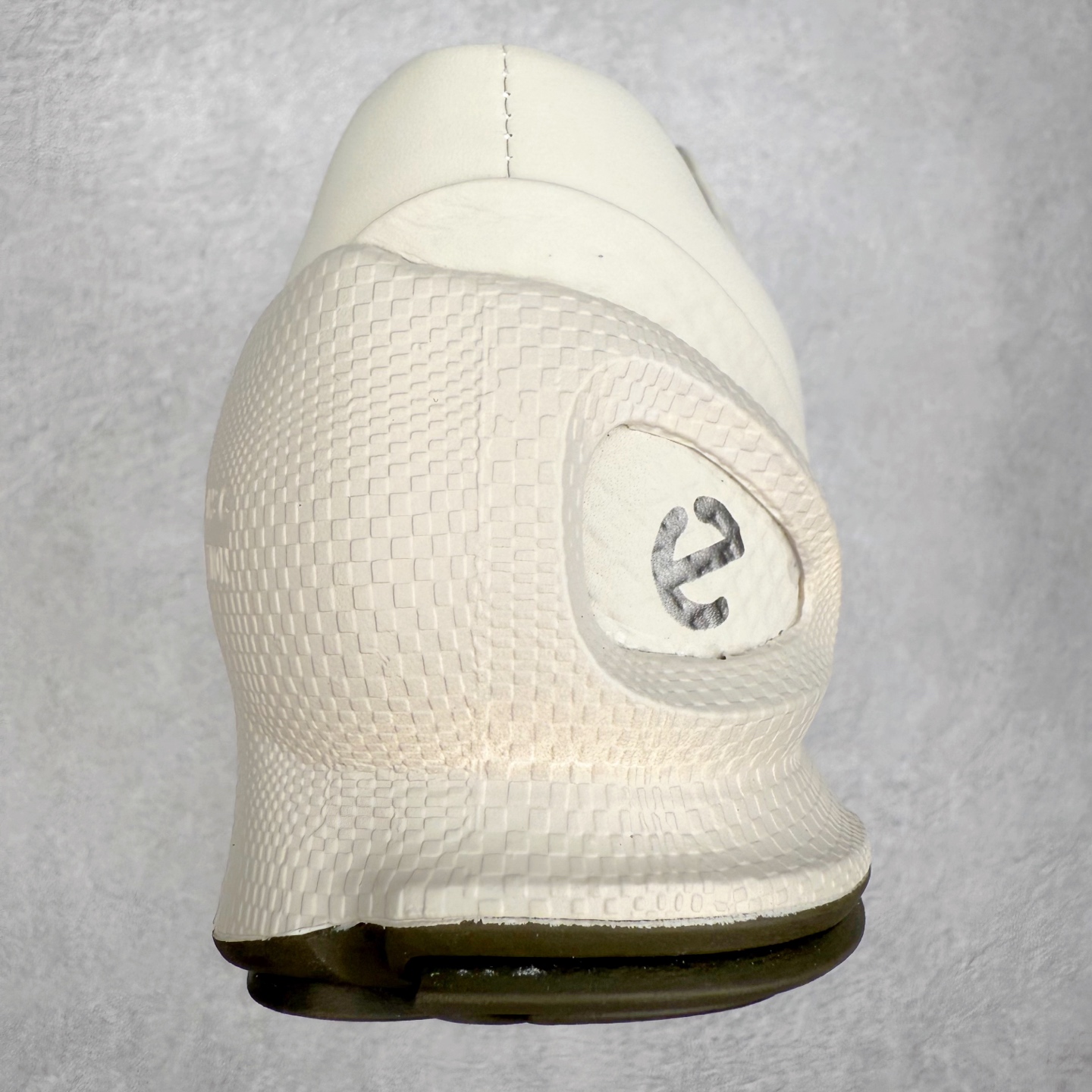 图片[8]-Ecco爱步驱动牛皮革圆头舒适系带低帮生活休闲鞋 ECCO以三大核心特征为依托：北欧设计风格、鞋履制作、积极的生活方式。北欧设计风格：北欧设计特点是独特、有格调、实用和简约，并且品质优良。鞋履制作：ECCO钟爱鞋履制作以及一切与鞋履制作相关的事物。积极的生活方式：ECCO的创始人希望制作出的鞋履无需磨合，即可完美贴合脚型，帮助人们享受行走的乐趣。ECCO的成功源自其产品质量和创新的技术水平，恪守“鞋遵循双足”的设计理念，将的舒适度和风格融为一体。ECCO跑遍全世界寻找创新的原料。从制革制鞋一体化的设置，源头上控制皮革质量，确保对人体无害。 尺码：38 39 40 41 42 43 44 （皮鞋码）-选品中心