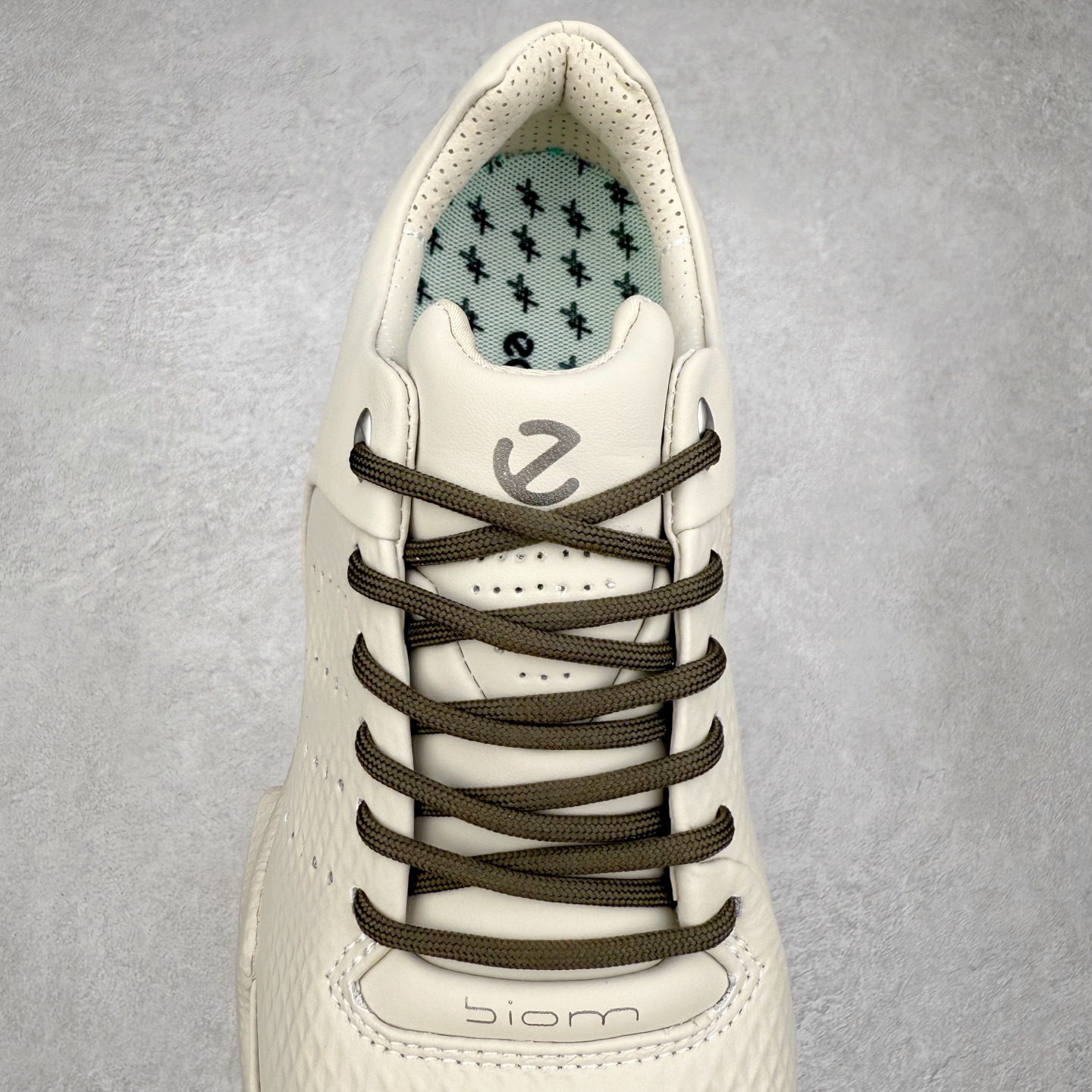 图片[5]-Ecco爱步驱动牛皮革圆头舒适系带低帮生活休闲鞋 ECCO以三大核心特征为依托：北欧设计风格、鞋履制作、积极的生活方式。北欧设计风格：北欧设计特点是独特、有格调、实用和简约，并且品质优良。鞋履制作：ECCO钟爱鞋履制作以及一切与鞋履制作相关的事物。积极的生活方式：ECCO的创始人希望制作出的鞋履无需磨合，即可完美贴合脚型，帮助人们享受行走的乐趣。ECCO的成功源自其产品质量和创新的技术水平，恪守“鞋遵循双足”的设计理念，将的舒适度和风格融为一体。ECCO跑遍全世界寻找创新的原料。从制革制鞋一体化的设置，源头上控制皮革质量，确保对人体无害。 尺码：38 39 40 41 42 43 44 （皮鞋码）-选品中心