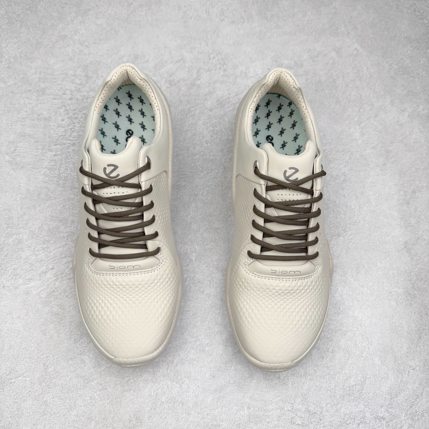 图片[2]-Ecco爱步驱动牛皮革圆头舒适系带低帮生活休闲鞋 ECCO以三大核心特征为依托：北欧设计风格、鞋履制作、积极的生活方式。北欧设计风格：北欧设计特点是独特、有格调、实用和简约，并且品质优良。鞋履制作：ECCO钟爱鞋履制作以及一切与鞋履制作相关的事物。积极的生活方式：ECCO的创始人希望制作出的鞋履无需磨合，即可完美贴合脚型，帮助人们享受行走的乐趣。ECCO的成功源自其产品质量和创新的技术水平，恪守“鞋遵循双足”的设计理念，将的舒适度和风格融为一体。ECCO跑遍全世界寻找创新的原料。从制革制鞋一体化的设置，源头上控制皮革质量，确保对人体无害。 尺码：38 39 40 41 42 43 44 （皮鞋码）-选品中心