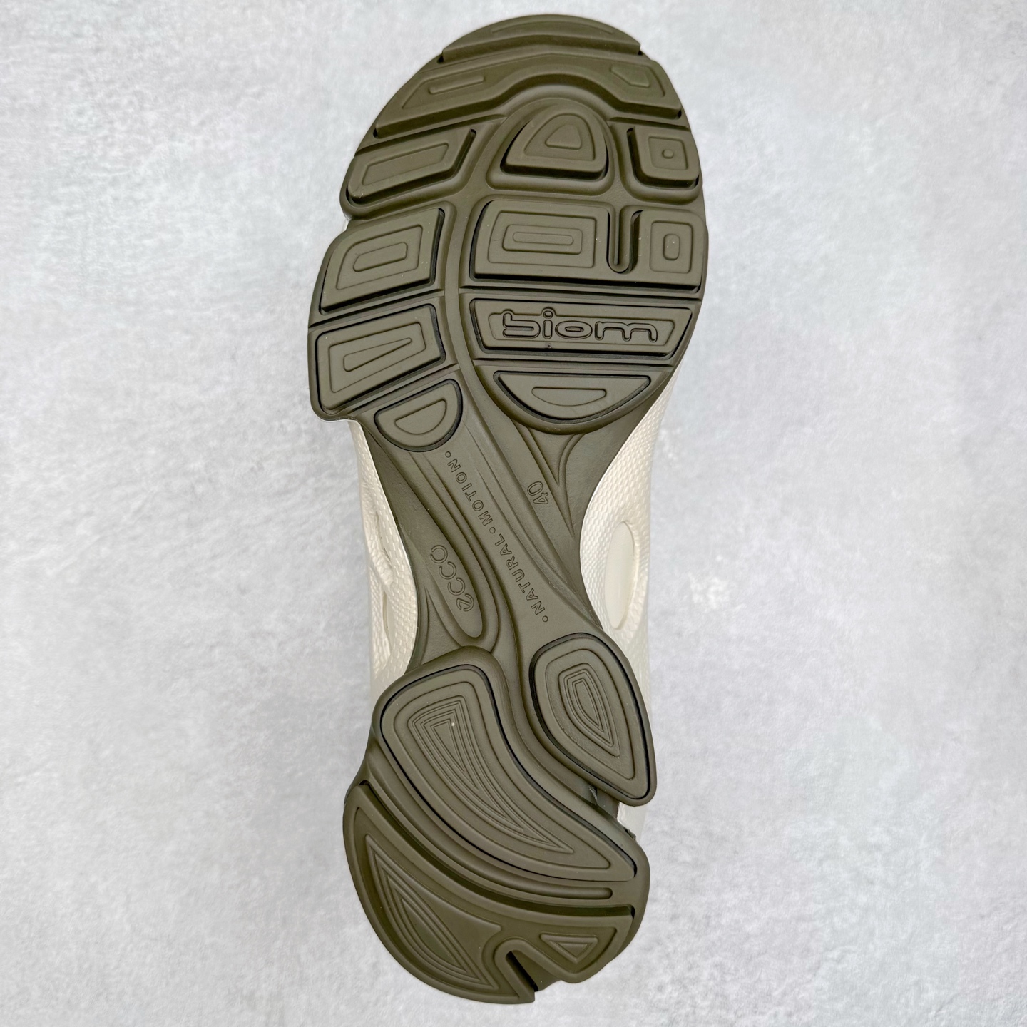 图片[9]-Ecco爱步驱动牛皮革圆头舒适系带低帮生活休闲鞋 ECCO以三大核心特征为依托：北欧设计风格、鞋履制作、积极的生活方式。北欧设计风格：北欧设计特点是独特、有格调、实用和简约，并且品质优良。鞋履制作：ECCO钟爱鞋履制作以及一切与鞋履制作相关的事物。积极的生活方式：ECCO的创始人希望制作出的鞋履无需磨合，即可完美贴合脚型，帮助人们享受行走的乐趣。ECCO的成功源自其产品质量和创新的技术水平，恪守“鞋遵循双足”的设计理念，将的舒适度和风格融为一体。ECCO跑遍全世界寻找创新的原料。从制革制鞋一体化的设置，源头上控制皮革质量，确保对人体无害。 尺码：38 39 40 41 42 43 44 （皮鞋码）-选品中心