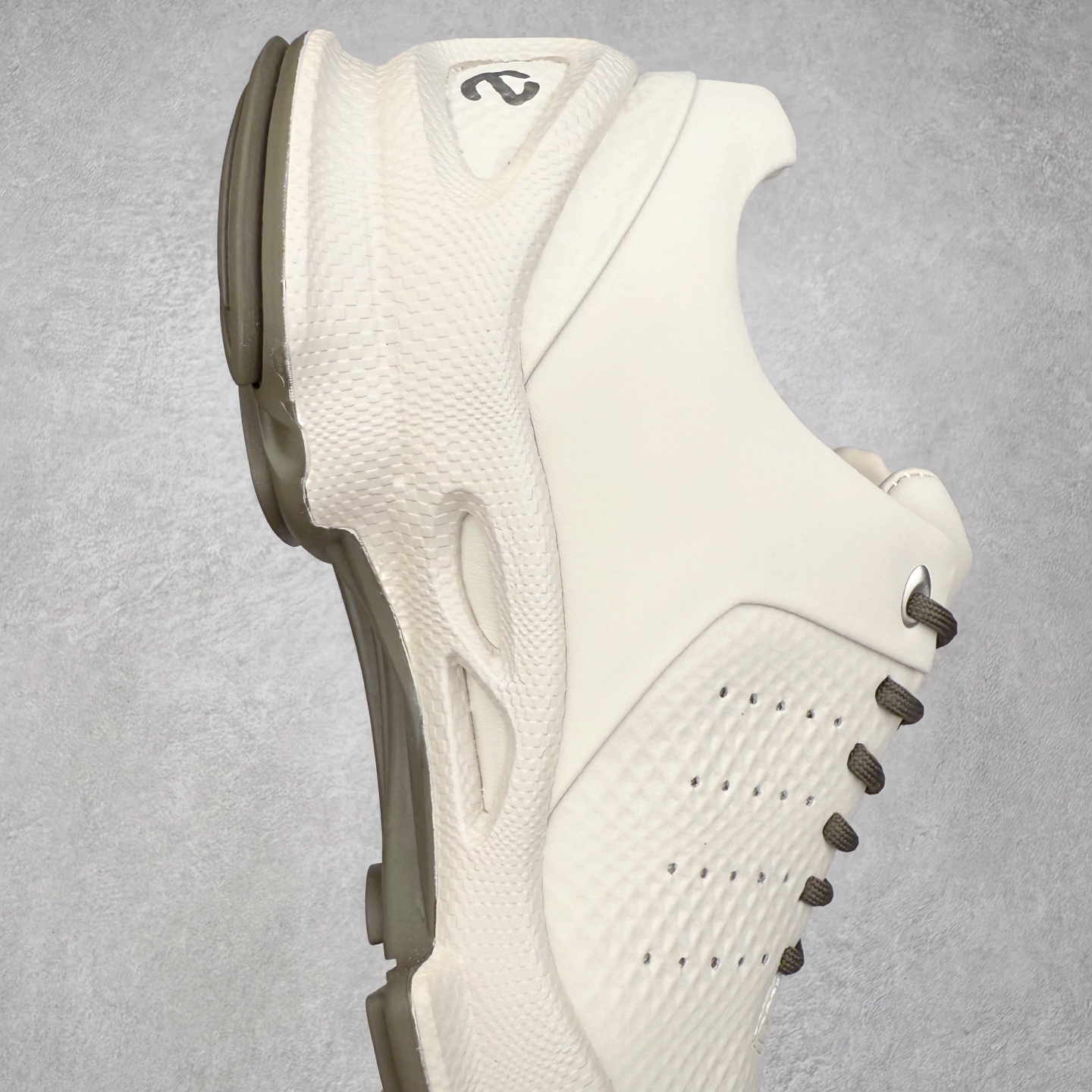 图片[6]-Ecco爱步驱动牛皮革圆头舒适系带低帮生活休闲鞋 ECCO以三大核心特征为依托：北欧设计风格、鞋履制作、积极的生活方式。北欧设计风格：北欧设计特点是独特、有格调、实用和简约，并且品质优良。鞋履制作：ECCO钟爱鞋履制作以及一切与鞋履制作相关的事物。积极的生活方式：ECCO的创始人希望制作出的鞋履无需磨合，即可完美贴合脚型，帮助人们享受行走的乐趣。ECCO的成功源自其产品质量和创新的技术水平，恪守“鞋遵循双足”的设计理念，将的舒适度和风格融为一体。ECCO跑遍全世界寻找创新的原料。从制革制鞋一体化的设置，源头上控制皮革质量，确保对人体无害。 尺码：38 39 40 41 42 43 44 （皮鞋码）-选品中心