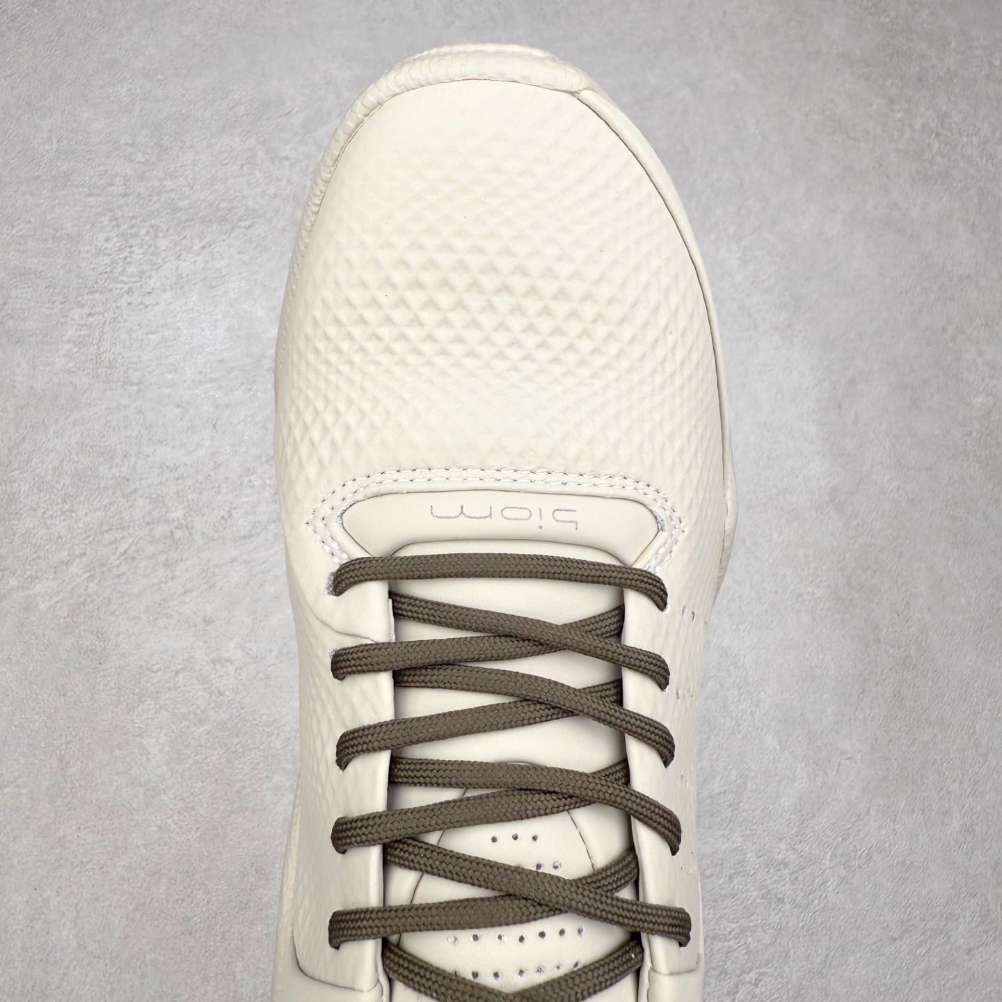 图片[4]-Ecco爱步驱动牛皮革圆头舒适系带低帮生活休闲鞋 ECCO以三大核心特征为依托：北欧设计风格、鞋履制作、积极的生活方式。北欧设计风格：北欧设计特点是独特、有格调、实用和简约，并且品质优良。鞋履制作：ECCO钟爱鞋履制作以及一切与鞋履制作相关的事物。积极的生活方式：ECCO的创始人希望制作出的鞋履无需磨合，即可完美贴合脚型，帮助人们享受行走的乐趣。ECCO的成功源自其产品质量和创新的技术水平，恪守“鞋遵循双足”的设计理念，将的舒适度和风格融为一体。ECCO跑遍全世界寻找创新的原料。从制革制鞋一体化的设置，源头上控制皮革质量，确保对人体无害。 尺码：38 39 40 41 42 43 44 （皮鞋码）-选品中心