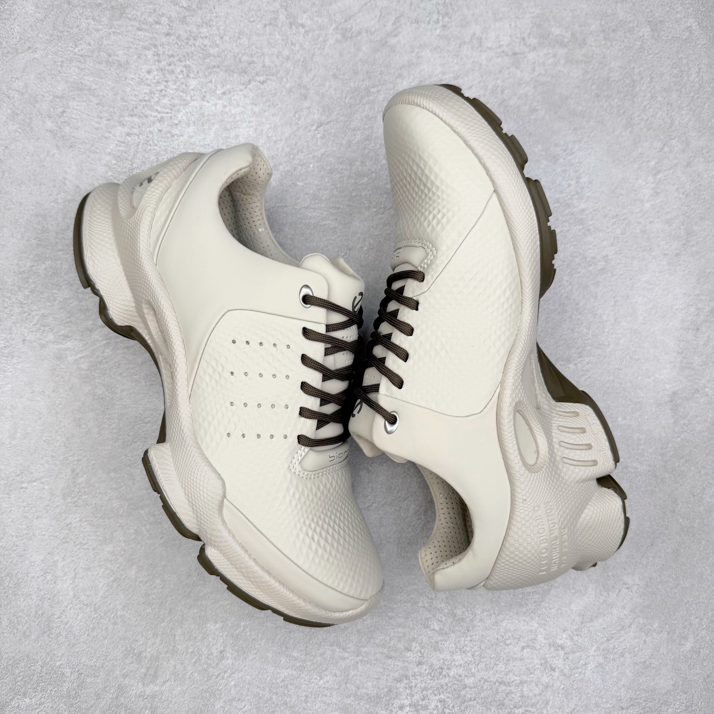 图片[3]-Ecco爱步驱动牛皮革圆头舒适系带低帮生活休闲鞋 ECCO以三大核心特征为依托：北欧设计风格、鞋履制作、积极的生活方式。北欧设计风格：北欧设计特点是独特、有格调、实用和简约，并且品质优良。鞋履制作：ECCO钟爱鞋履制作以及一切与鞋履制作相关的事物。积极的生活方式：ECCO的创始人希望制作出的鞋履无需磨合，即可完美贴合脚型，帮助人们享受行走的乐趣。ECCO的成功源自其产品质量和创新的技术水平，恪守“鞋遵循双足”的设计理念，将的舒适度和风格融为一体。ECCO跑遍全世界寻找创新的原料。从制革制鞋一体化的设置，源头上控制皮革质量，确保对人体无害。 尺码：38 39 40 41 42 43 44 （皮鞋码）-选品中心