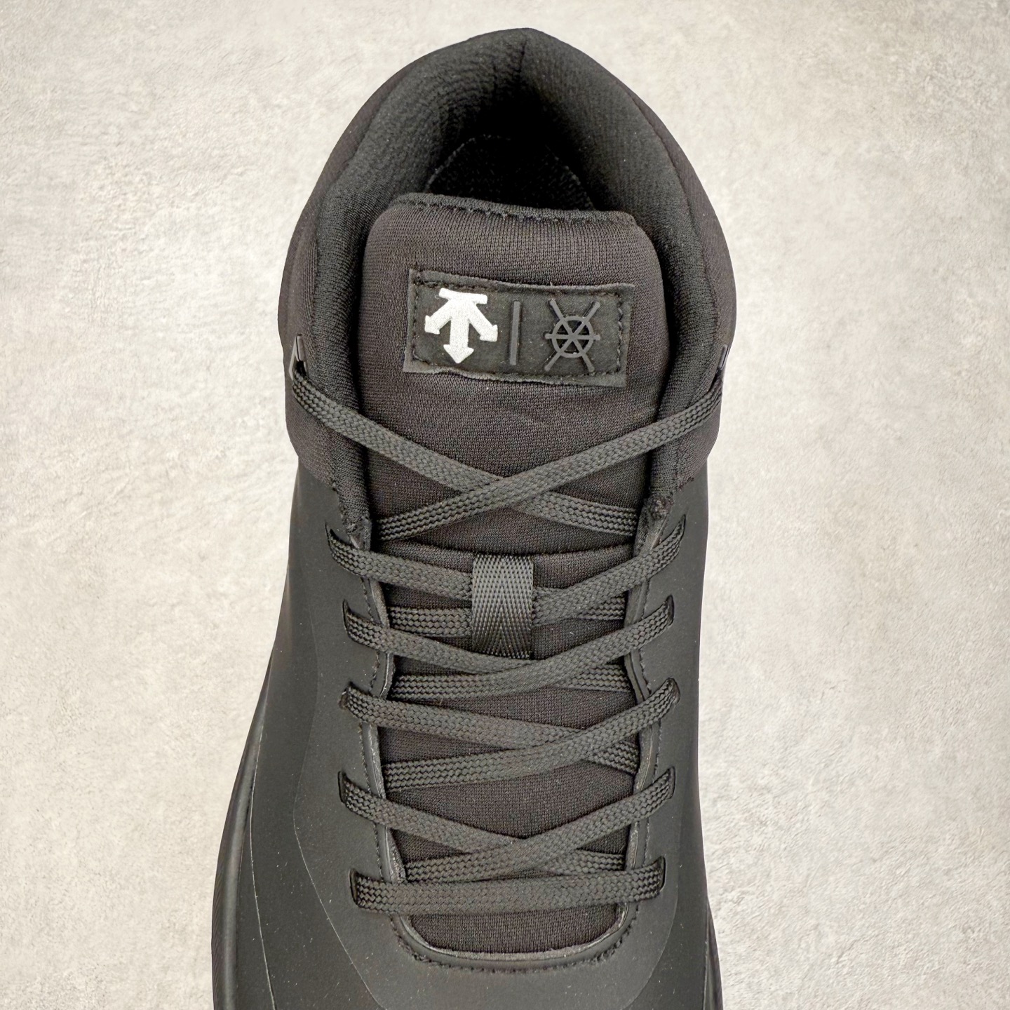 图片[5]-＃HP 迪桑特DESCENTE Dualis GORE-TEX 时尚 防滑耐磨中帮生活休闲鞋 男款 DESCENTE（迪桑特）创立于1935年，品牌名取自法语词汇，意为“滑降”。品牌箭头标识代表滑雪的三种技术“高速直线滑行”、“穿越”和“侧滑”，也寓意品牌在打造高端专业运动产品中不断追求完美的创新精神，致力于成为中国高端专业滑雪、综训、女子、铁人三项、高尔夫的第一品牌。尺码：39 40 40.5 41 42 42.5 43 44 44.5 45-选品中心