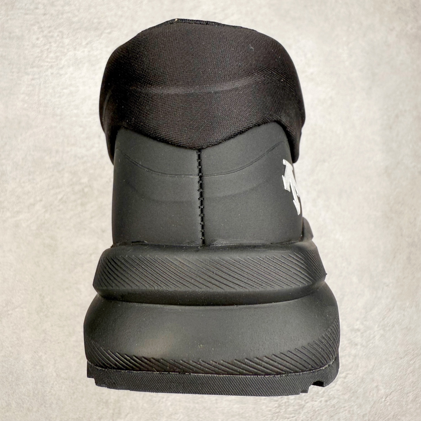 图片[8]-＃HP 迪桑特DESCENTE Dualis GORE-TEX 时尚 防滑耐磨中帮生活休闲鞋 男款 DESCENTE（迪桑特）创立于1935年，品牌名取自法语词汇，意为“滑降”。品牌箭头标识代表滑雪的三种技术“高速直线滑行”、“穿越”和“侧滑”，也寓意品牌在打造高端专业运动产品中不断追求完美的创新精神，致力于成为中国高端专业滑雪、综训、女子、铁人三项、高尔夫的第一品牌。尺码：39 40 40.5 41 42 42.5 43 44 44.5 45-选品中心