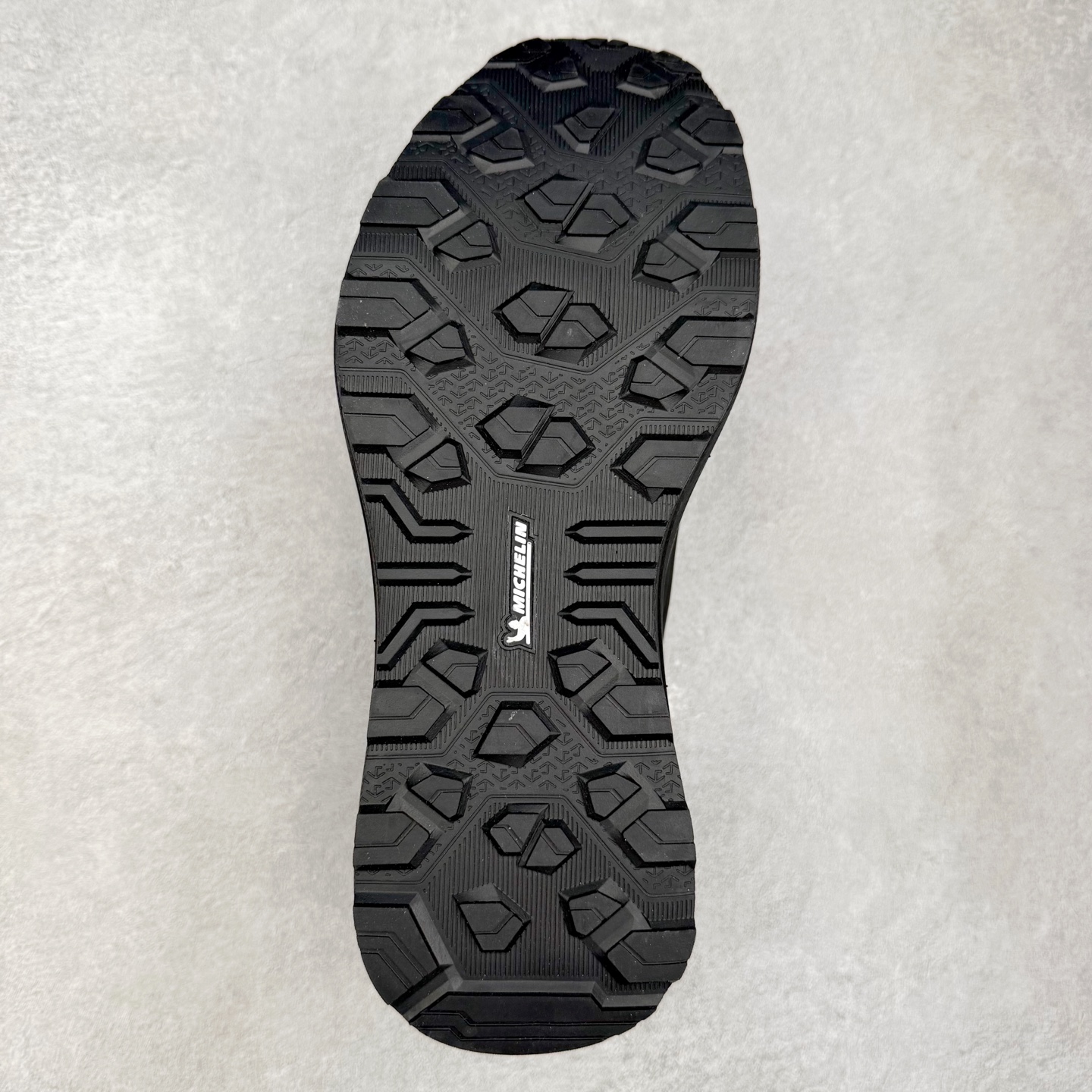 图片[9]-＃HP 迪桑特DESCENTE Dualis GORE-TEX 时尚 防滑耐磨中帮生活休闲鞋 男款 DESCENTE（迪桑特）创立于1935年，品牌名取自法语词汇，意为“滑降”。品牌箭头标识代表滑雪的三种技术“高速直线滑行”、“穿越”和“侧滑”，也寓意品牌在打造高端专业运动产品中不断追求完美的创新精神，致力于成为中国高端专业滑雪、综训、女子、铁人三项、高尔夫的第一品牌。尺码：39 40 40.5 41 42 42.5 43 44 44.5 45-选品中心