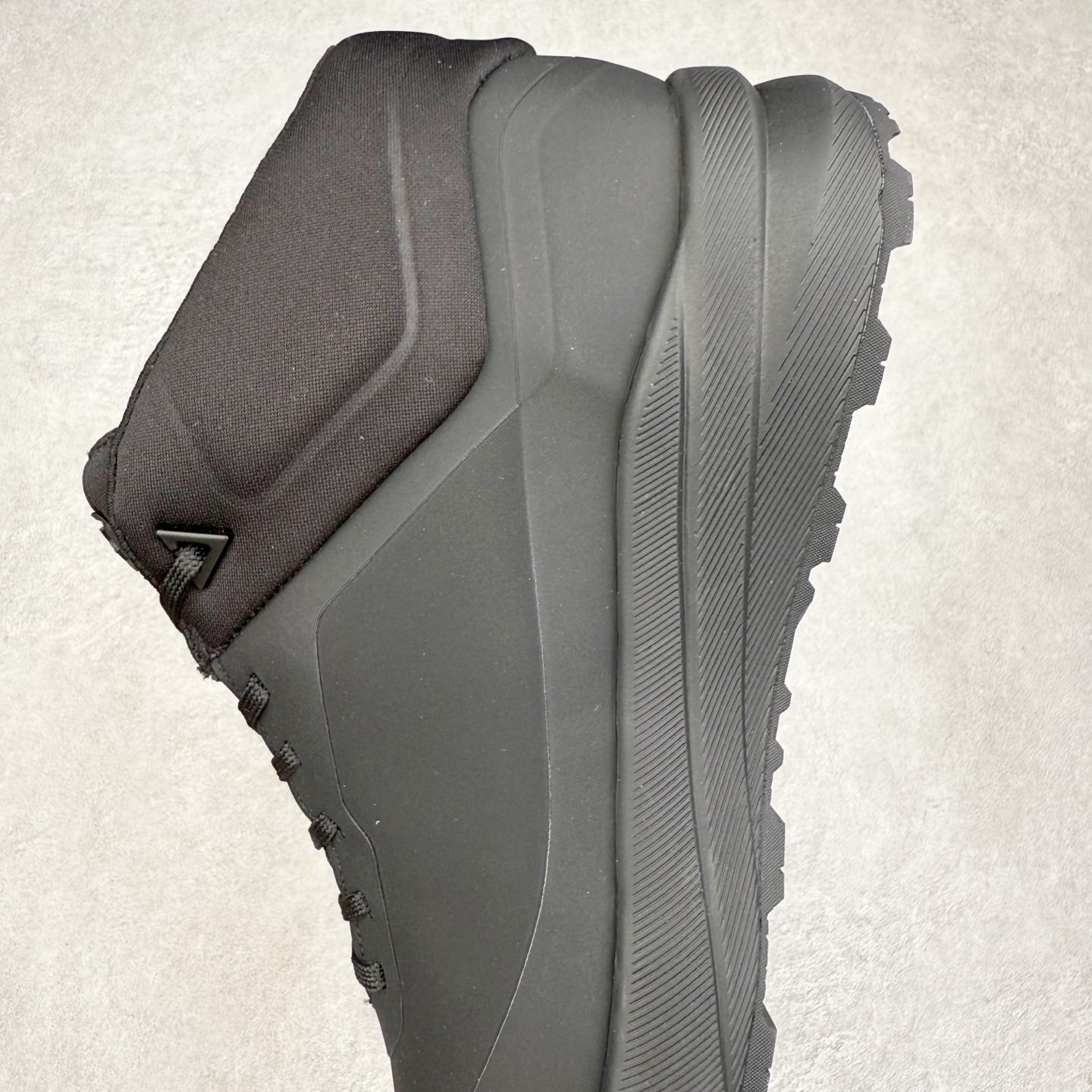 图片[7]-＃HP 迪桑特DESCENTE Dualis GORE-TEX 时尚 防滑耐磨中帮生活休闲鞋 男款 DESCENTE（迪桑特）创立于1935年，品牌名取自法语词汇，意为“滑降”。品牌箭头标识代表滑雪的三种技术“高速直线滑行”、“穿越”和“侧滑”，也寓意品牌在打造高端专业运动产品中不断追求完美的创新精神，致力于成为中国高端专业滑雪、综训、女子、铁人三项、高尔夫的第一品牌。尺码：39 40 40.5 41 42 42.5 43 44 44.5 45-选品中心