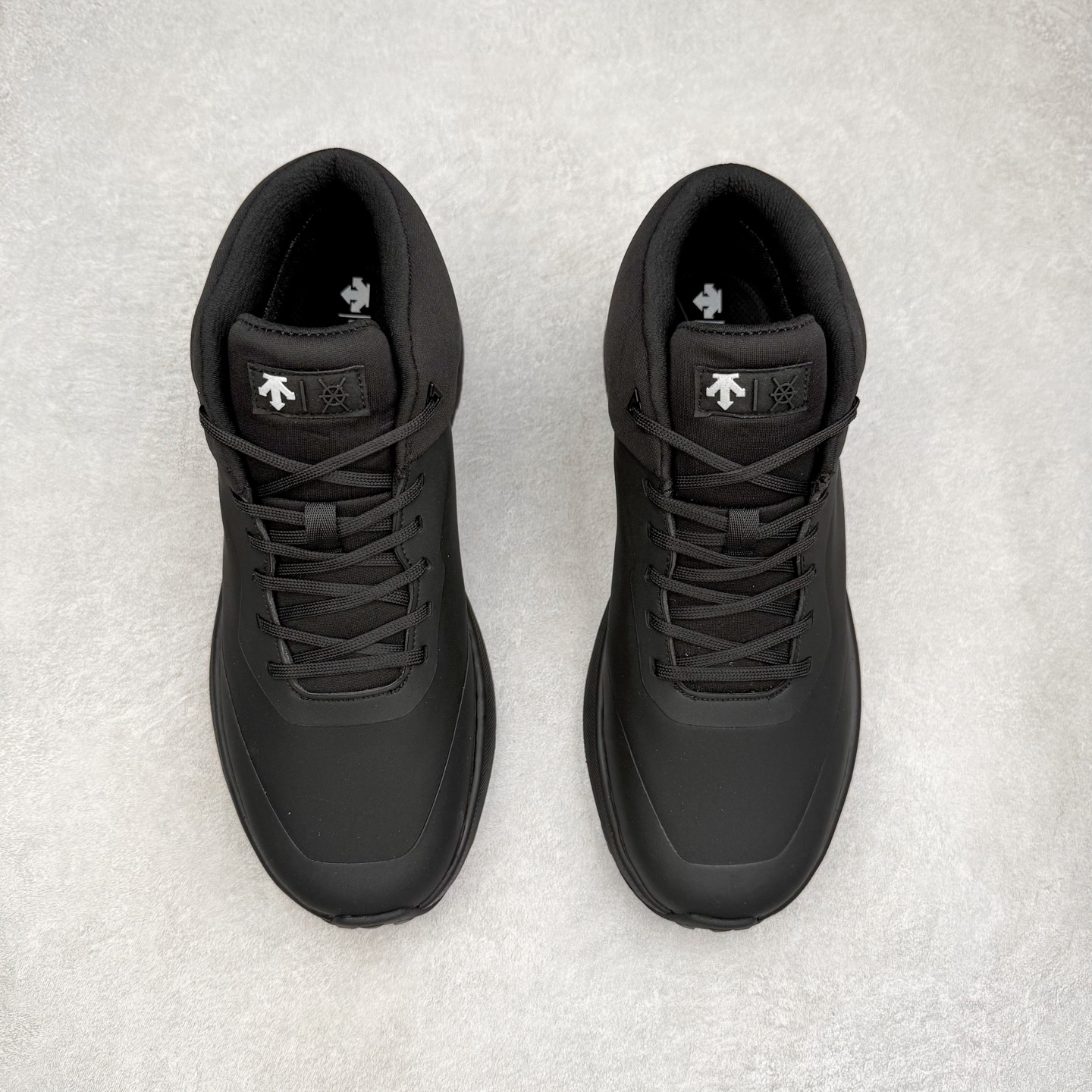 图片[2]-＃HP 迪桑特DESCENTE Dualis GORE-TEX 时尚 防滑耐磨中帮生活休闲鞋 男款 DESCENTE（迪桑特）创立于1935年，品牌名取自法语词汇，意为“滑降”。品牌箭头标识代表滑雪的三种技术“高速直线滑行”、“穿越”和“侧滑”，也寓意品牌在打造高端专业运动产品中不断追求完美的创新精神，致力于成为中国高端专业滑雪、综训、女子、铁人三项、高尔夫的第一品牌。尺码：39 40 40.5 41 42 42.5 43 44 44.5 45-选品中心