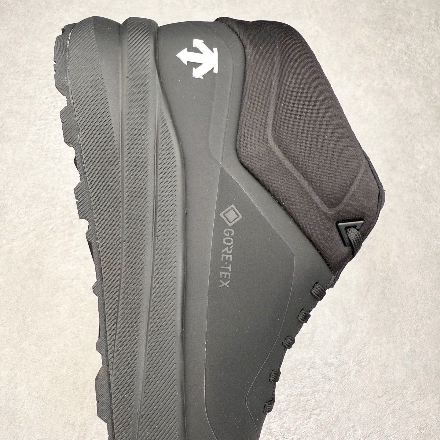 图片[6]-＃HP 迪桑特DESCENTE Dualis GORE-TEX 时尚 防滑耐磨中帮生活休闲鞋 男款 DESCENTE（迪桑特）创立于1935年，品牌名取自法语词汇，意为“滑降”。品牌箭头标识代表滑雪的三种技术“高速直线滑行”、“穿越”和“侧滑”，也寓意品牌在打造高端专业运动产品中不断追求完美的创新精神，致力于成为中国高端专业滑雪、综训、女子、铁人三项、高尔夫的第一品牌。尺码：39 40 40.5 41 42 42.5 43 44 44.5 45-选品中心