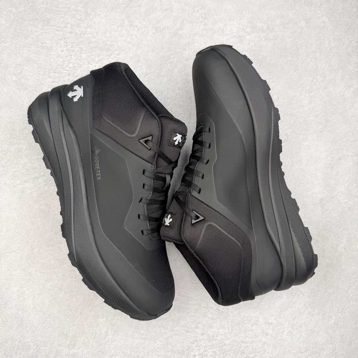 图片[3]-＃HP 迪桑特DESCENTE Dualis GORE-TEX 时尚 防滑耐磨中帮生活休闲鞋 男款 DESCENTE（迪桑特）创立于1935年，品牌名取自法语词汇，意为“滑降”。品牌箭头标识代表滑雪的三种技术“高速直线滑行”、“穿越”和“侧滑”，也寓意品牌在打造高端专业运动产品中不断追求完美的创新精神，致力于成为中国高端专业滑雪、综训、女子、铁人三项、高尔夫的第一品牌。尺码：39 40 40.5 41 42 42.5 43 44 44.5 45-选品中心