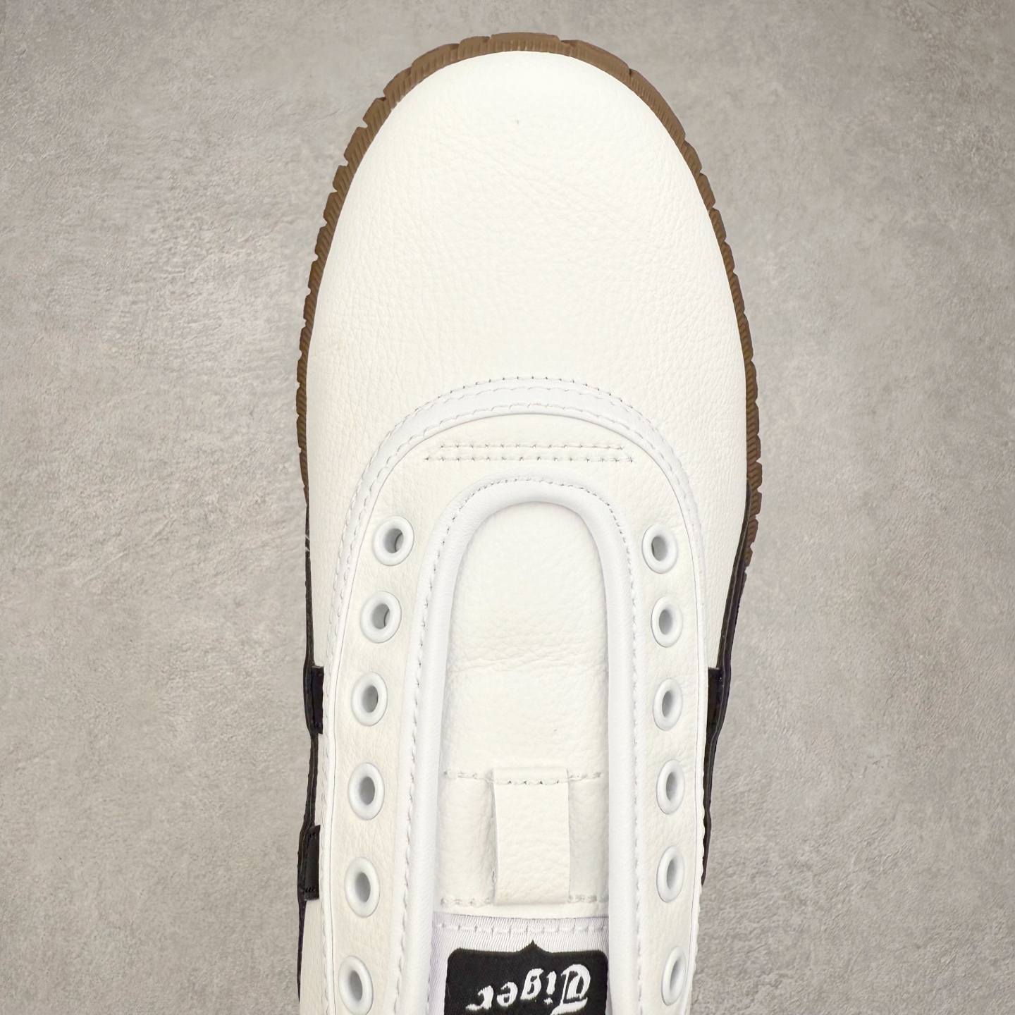 图片[4]-Onitsuka Tiger鬼塚虎 Tsunahiki Slip-on 舒适百搭 防滑耐磨平衡轻便包裹性支撑回弹透气 低帮 生活休闲鞋 男女同款 虎爪造型的logo，鞋身稳定包裹系统，支撑鞋身。一脚蹬无鞋带设计，休闲时尚，穿着舒适。Onitsuka Tiger特有的橡胶配方，弹性及止滑效果良好。鞋子外侧品牌logo标志，从视觉上感受品牌的个性，提升品牌的认知度。牛皮革帮面韧性佳，透气性好，耐磨性高。Onitsuka Tiger鬼塚虎从运动中汲取灵感，并致力于打造融合舒适感受与创新设计的时尚品牌。品牌的设计风格既体现了对传统的致敬，同时也表达了对精致风格和现代创意的推崇。我们提供独具个性的全系列产品，打造从头到脚的整体穿搭。每件产品皆以精湛工艺匠心打造，细节考究，品质出众。 时尚品牌OnitsukaTiger鬼塚虎不断呈献富于现代气息的系列单品，巧妙结合经典传承与锐意创新，并融蕴时尚格调与运动风范。1949年，鬼塚喜八郎（Kihachiro Onitsuka）创立了Onitsuka有限公司，即ASICS的前身。该品牌自成立之初便以促进青少年健康为已任，一以贯之，终令OnitsukaTigerStripes成为世界知名运动品牌的代名词。如今，这一传奇仍在日本传统和现代美学的融合中延续。从历久弥新的经典造型，到别具一格的新颖风格，通过与志同道合的艺术家、文化鉴赏家合作 OnitsukaTiger鬼塚虎的每一款鞋履、服装和配饰都回荡着品牌精神。尺码：36 37 37.5 38 39 39.5 40 40.5 41.5 42 42.5 43.5 44 45-选品中心