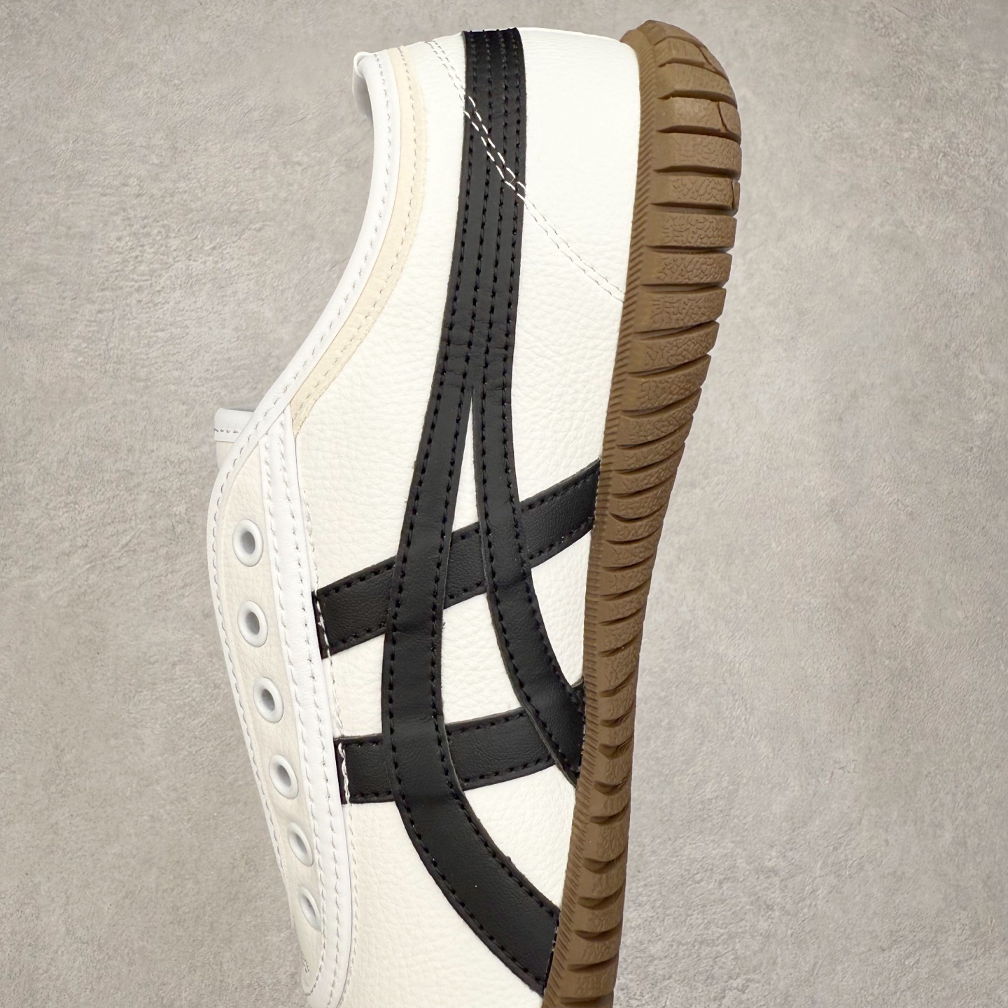 图片[7]-Onitsuka Tiger鬼塚虎 Tsunahiki Slip-on 舒适百搭 防滑耐磨平衡轻便包裹性支撑回弹透气 低帮 生活休闲鞋 男女同款 虎爪造型的logo，鞋身稳定包裹系统，支撑鞋身。一脚蹬无鞋带设计，休闲时尚，穿着舒适。Onitsuka Tiger特有的橡胶配方，弹性及止滑效果良好。鞋子外侧品牌logo标志，从视觉上感受品牌的个性，提升品牌的认知度。牛皮革帮面韧性佳，透气性好，耐磨性高。Onitsuka Tiger鬼塚虎从运动中汲取灵感，并致力于打造融合舒适感受与创新设计的时尚品牌。品牌的设计风格既体现了对传统的致敬，同时也表达了对精致风格和现代创意的推崇。我们提供独具个性的全系列产品，打造从头到脚的整体穿搭。每件产品皆以精湛工艺匠心打造，细节考究，品质出众。 时尚品牌OnitsukaTiger鬼塚虎不断呈献富于现代气息的系列单品，巧妙结合经典传承与锐意创新，并融蕴时尚格调与运动风范。1949年，鬼塚喜八郎（Kihachiro Onitsuka）创立了Onitsuka有限公司，即ASICS的前身。该品牌自成立之初便以促进青少年健康为已任，一以贯之，终令OnitsukaTigerStripes成为世界知名运动品牌的代名词。如今，这一传奇仍在日本传统和现代美学的融合中延续。从历久弥新的经典造型，到别具一格的新颖风格，通过与志同道合的艺术家、文化鉴赏家合作 OnitsukaTiger鬼塚虎的每一款鞋履、服装和配饰都回荡着品牌精神。尺码：36 37 37.5 38 39 39.5 40 40.5 41.5 42 42.5 43.5 44 45-选品中心