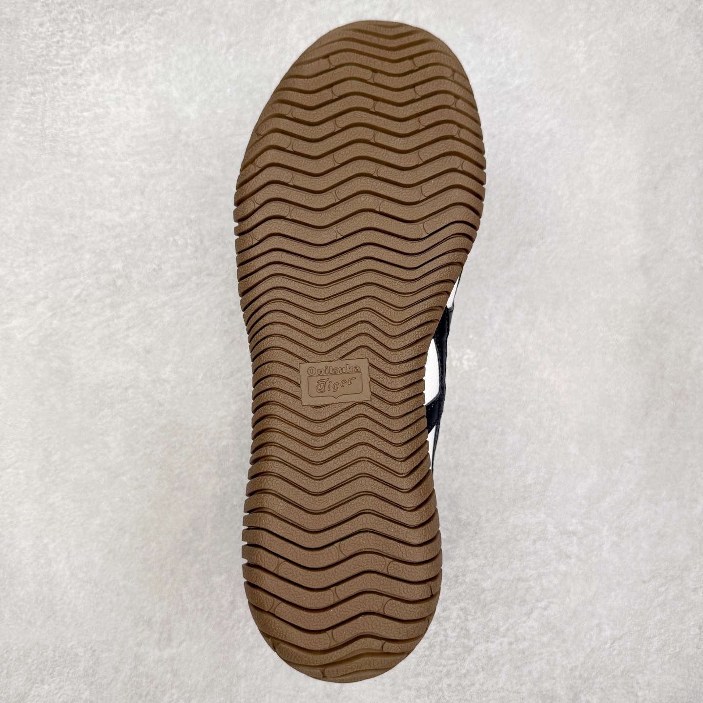 图片[9]-Onitsuka Tiger鬼塚虎 Tsunahiki Slip-on 舒适百搭 防滑耐磨平衡轻便包裹性支撑回弹透气 低帮 生活休闲鞋 男女同款 虎爪造型的logo，鞋身稳定包裹系统，支撑鞋身。一脚蹬无鞋带设计，休闲时尚，穿着舒适。Onitsuka Tiger特有的橡胶配方，弹性及止滑效果良好。鞋子外侧品牌logo标志，从视觉上感受品牌的个性，提升品牌的认知度。牛皮革帮面韧性佳，透气性好，耐磨性高。Onitsuka Tiger鬼塚虎从运动中汲取灵感，并致力于打造融合舒适感受与创新设计的时尚品牌。品牌的设计风格既体现了对传统的致敬，同时也表达了对精致风格和现代创意的推崇。我们提供独具个性的全系列产品，打造从头到脚的整体穿搭。每件产品皆以精湛工艺匠心打造，细节考究，品质出众。 时尚品牌OnitsukaTiger鬼塚虎不断呈献富于现代气息的系列单品，巧妙结合经典传承与锐意创新，并融蕴时尚格调与运动风范。1949年，鬼塚喜八郎（Kihachiro Onitsuka）创立了Onitsuka有限公司，即ASICS的前身。该品牌自成立之初便以促进青少年健康为已任，一以贯之，终令OnitsukaTigerStripes成为世界知名运动品牌的代名词。如今，这一传奇仍在日本传统和现代美学的融合中延续。从历久弥新的经典造型，到别具一格的新颖风格，通过与志同道合的艺术家、文化鉴赏家合作 OnitsukaTiger鬼塚虎的每一款鞋履、服装和配饰都回荡着品牌精神。尺码：36 37 37.5 38 39 39.5 40 40.5 41.5 42 42.5 43.5 44 45-选品中心