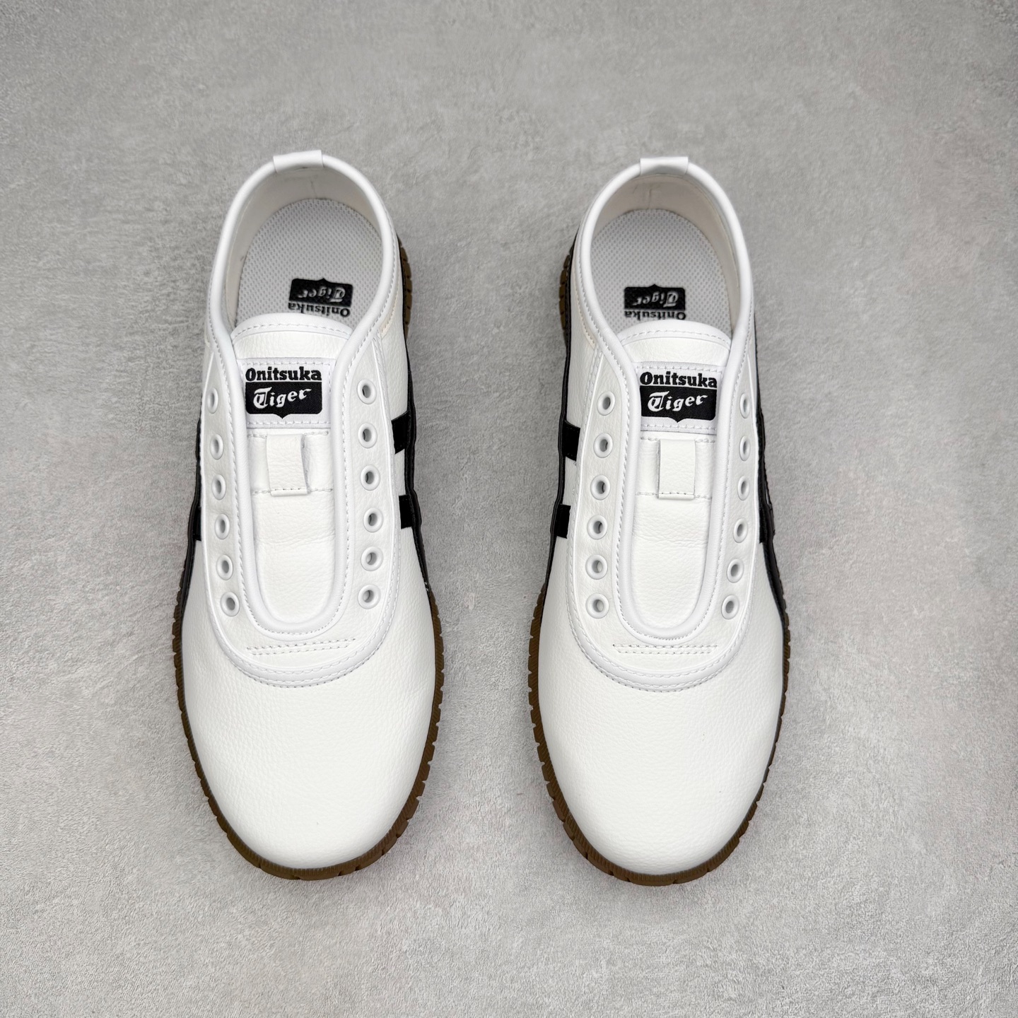 图片[2]-Onitsuka Tiger鬼塚虎 Tsunahiki Slip-on 舒适百搭 防滑耐磨平衡轻便包裹性支撑回弹透气 低帮 生活休闲鞋 男女同款 虎爪造型的logo，鞋身稳定包裹系统，支撑鞋身。一脚蹬无鞋带设计，休闲时尚，穿着舒适。Onitsuka Tiger特有的橡胶配方，弹性及止滑效果良好。鞋子外侧品牌logo标志，从视觉上感受品牌的个性，提升品牌的认知度。牛皮革帮面韧性佳，透气性好，耐磨性高。Onitsuka Tiger鬼塚虎从运动中汲取灵感，并致力于打造融合舒适感受与创新设计的时尚品牌。品牌的设计风格既体现了对传统的致敬，同时也表达了对精致风格和现代创意的推崇。我们提供独具个性的全系列产品，打造从头到脚的整体穿搭。每件产品皆以精湛工艺匠心打造，细节考究，品质出众。 时尚品牌OnitsukaTiger鬼塚虎不断呈献富于现代气息的系列单品，巧妙结合经典传承与锐意创新，并融蕴时尚格调与运动风范。1949年，鬼塚喜八郎（Kihachiro Onitsuka）创立了Onitsuka有限公司，即ASICS的前身。该品牌自成立之初便以促进青少年健康为已任，一以贯之，终令OnitsukaTigerStripes成为世界知名运动品牌的代名词。如今，这一传奇仍在日本传统和现代美学的融合中延续。从历久弥新的经典造型，到别具一格的新颖风格，通过与志同道合的艺术家、文化鉴赏家合作 OnitsukaTiger鬼塚虎的每一款鞋履、服装和配饰都回荡着品牌精神。尺码：36 37 37.5 38 39 39.5 40 40.5 41.5 42 42.5 43.5 44 45-选品中心