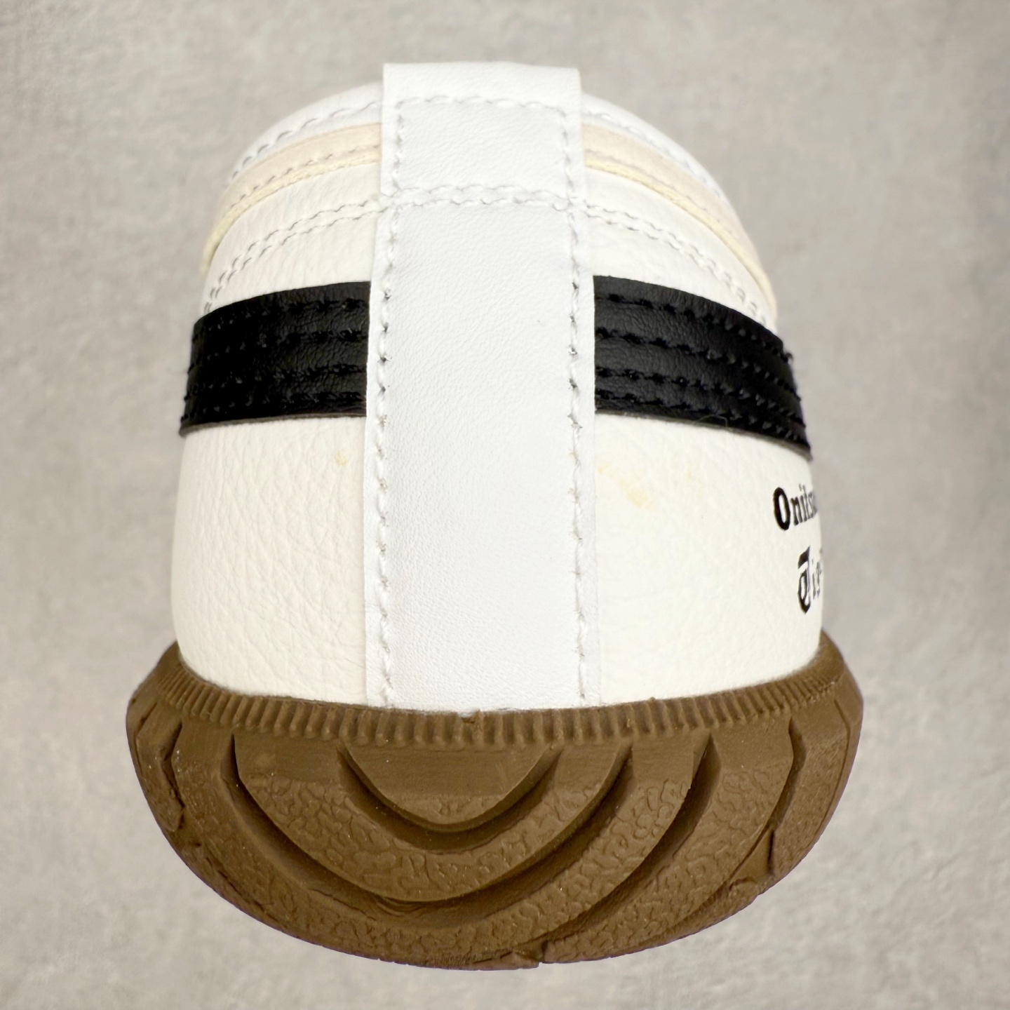 图片[8]-Onitsuka Tiger鬼塚虎 Tsunahiki Slip-on 舒适百搭 防滑耐磨平衡轻便包裹性支撑回弹透气 低帮 生活休闲鞋 男女同款 虎爪造型的logo，鞋身稳定包裹系统，支撑鞋身。一脚蹬无鞋带设计，休闲时尚，穿着舒适。Onitsuka Tiger特有的橡胶配方，弹性及止滑效果良好。鞋子外侧品牌logo标志，从视觉上感受品牌的个性，提升品牌的认知度。牛皮革帮面韧性佳，透气性好，耐磨性高。Onitsuka Tiger鬼塚虎从运动中汲取灵感，并致力于打造融合舒适感受与创新设计的时尚品牌。品牌的设计风格既体现了对传统的致敬，同时也表达了对精致风格和现代创意的推崇。我们提供独具个性的全系列产品，打造从头到脚的整体穿搭。每件产品皆以精湛工艺匠心打造，细节考究，品质出众。 时尚品牌OnitsukaTiger鬼塚虎不断呈献富于现代气息的系列单品，巧妙结合经典传承与锐意创新，并融蕴时尚格调与运动风范。1949年，鬼塚喜八郎（Kihachiro Onitsuka）创立了Onitsuka有限公司，即ASICS的前身。该品牌自成立之初便以促进青少年健康为已任，一以贯之，终令OnitsukaTigerStripes成为世界知名运动品牌的代名词。如今，这一传奇仍在日本传统和现代美学的融合中延续。从历久弥新的经典造型，到别具一格的新颖风格，通过与志同道合的艺术家、文化鉴赏家合作 OnitsukaTiger鬼塚虎的每一款鞋履、服装和配饰都回荡着品牌精神。尺码：36 37 37.5 38 39 39.5 40 40.5 41.5 42 42.5 43.5 44 45-选品中心