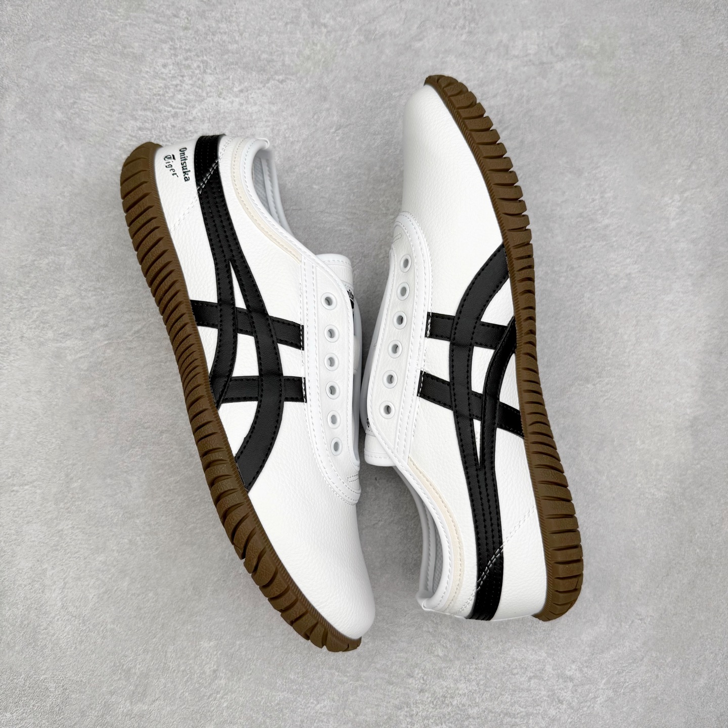 图片[3]-Onitsuka Tiger鬼塚虎 Tsunahiki Slip-on 舒适百搭 防滑耐磨平衡轻便包裹性支撑回弹透气 低帮 生活休闲鞋 男女同款 虎爪造型的logo，鞋身稳定包裹系统，支撑鞋身。一脚蹬无鞋带设计，休闲时尚，穿着舒适。Onitsuka Tiger特有的橡胶配方，弹性及止滑效果良好。鞋子外侧品牌logo标志，从视觉上感受品牌的个性，提升品牌的认知度。牛皮革帮面韧性佳，透气性好，耐磨性高。Onitsuka Tiger鬼塚虎从运动中汲取灵感，并致力于打造融合舒适感受与创新设计的时尚品牌。品牌的设计风格既体现了对传统的致敬，同时也表达了对精致风格和现代创意的推崇。我们提供独具个性的全系列产品，打造从头到脚的整体穿搭。每件产品皆以精湛工艺匠心打造，细节考究，品质出众。 时尚品牌OnitsukaTiger鬼塚虎不断呈献富于现代气息的系列单品，巧妙结合经典传承与锐意创新，并融蕴时尚格调与运动风范。1949年，鬼塚喜八郎（Kihachiro Onitsuka）创立了Onitsuka有限公司，即ASICS的前身。该品牌自成立之初便以促进青少年健康为已任，一以贯之，终令OnitsukaTigerStripes成为世界知名运动品牌的代名词。如今，这一传奇仍在日本传统和现代美学的融合中延续。从历久弥新的经典造型，到别具一格的新颖风格，通过与志同道合的艺术家、文化鉴赏家合作 OnitsukaTiger鬼塚虎的每一款鞋履、服装和配饰都回荡着品牌精神。尺码：36 37 37.5 38 39 39.5 40 40.5 41.5 42 42.5 43.5 44 45-选品中心