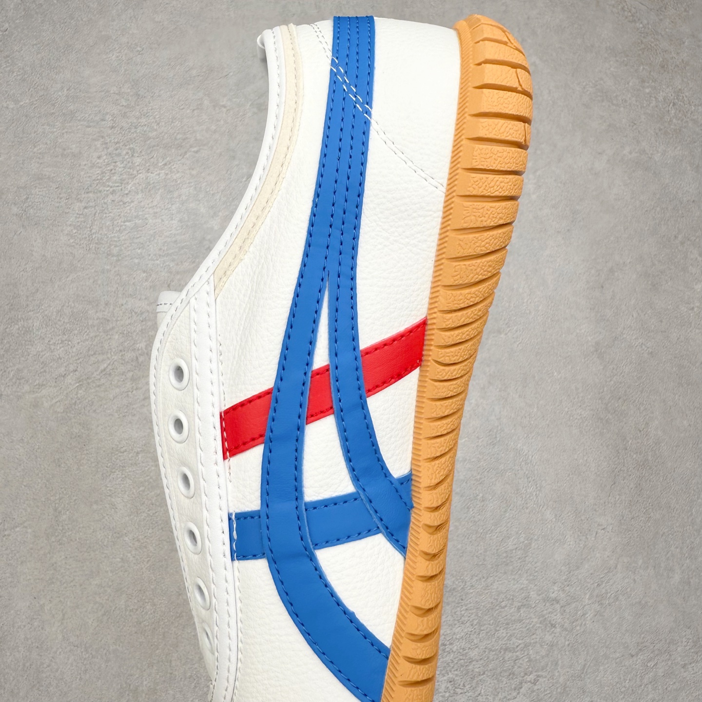 图片[7]-Onitsuka Tiger鬼塚虎 Tsunahiki Slip-on 舒适百搭 防滑耐磨平衡轻便包裹性支撑回弹透气 低帮 生活休闲鞋 男女同款 虎爪造型的logo，鞋身稳定包裹系统，支撑鞋身。一脚蹬无鞋带设计，休闲时尚，穿着舒适。Onitsuka Tiger特有的橡胶配方，弹性及止滑效果良好。鞋子外侧品牌logo标志，从视觉上感受品牌的个性，提升品牌的认知度。牛皮革帮面韧性佳，透气性好，耐磨性高。Onitsuka Tiger鬼塚虎从运动中汲取灵感，并致力于打造融合舒适感受与创新设计的时尚品牌。品牌的设计风格既体现了对传统的致敬，同时也表达了对精致风格和现代创意的推崇。我们提供独具个性的全系列产品，打造从头到脚的整体穿搭。每件产品皆以精湛工艺匠心打造，细节考究，品质出众。 时尚品牌OnitsukaTiger鬼塚虎不断呈献富于现代气息的系列单品，巧妙结合经典传承与锐意创新，并融蕴时尚格调与运动风范。1949年，鬼塚喜八郎（Kihachiro Onitsuka）创立了Onitsuka有限公司，即ASICS的前身。该品牌自成立之初便以促进青少年健康为已任，一以贯之，终令OnitsukaTigerStripes成为世界知名运动品牌的代名词。如今，这一传奇仍在日本传统和现代美学的融合中延续。从历久弥新的经典造型，到别具一格的新颖风格，通过与志同道合的艺术家、文化鉴赏家合作 OnitsukaTiger鬼塚虎的每一款鞋履、服装和配饰都回荡着品牌精神。尺码：36 37 37.5 38 39 39.5 40 40.5 41.5 42 42.5 43.5 44 45-选品中心