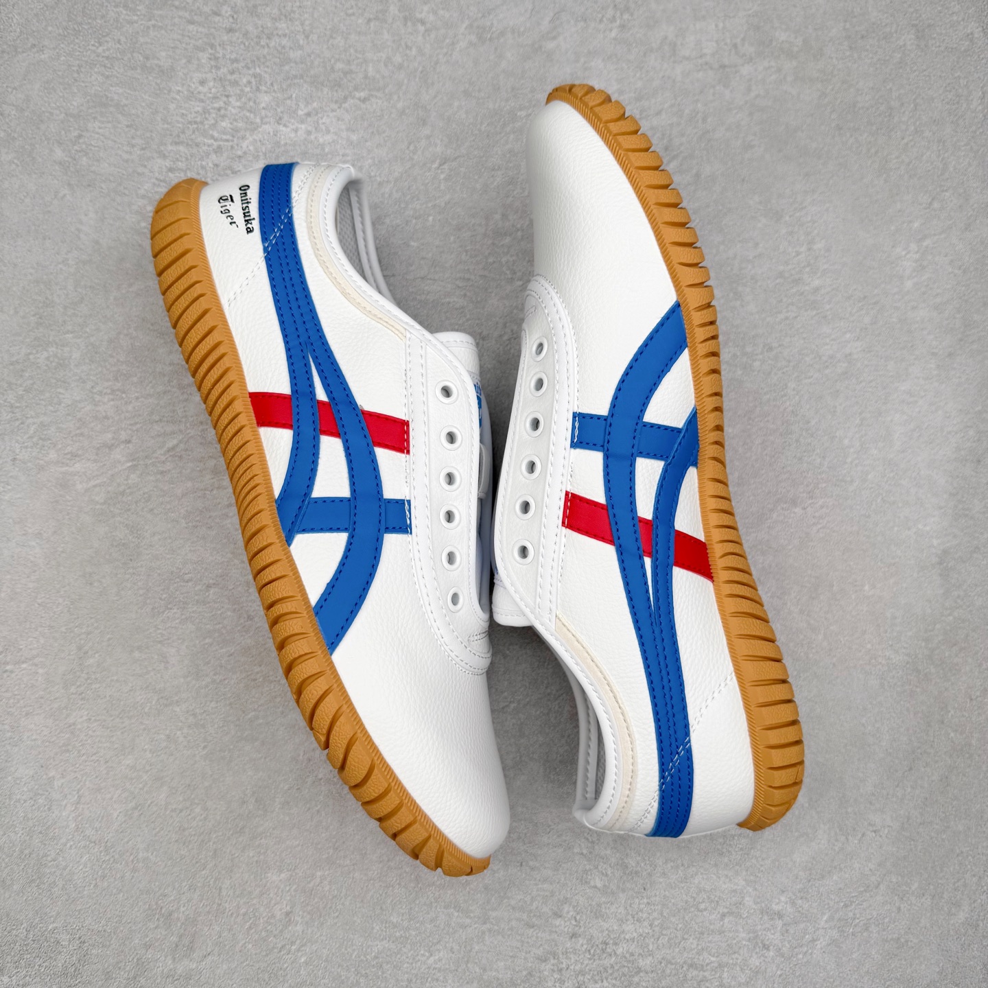 图片[3]-Onitsuka Tiger鬼塚虎 Tsunahiki Slip-on 舒适百搭 防滑耐磨平衡轻便包裹性支撑回弹透气 低帮 生活休闲鞋 男女同款 虎爪造型的logo，鞋身稳定包裹系统，支撑鞋身。一脚蹬无鞋带设计，休闲时尚，穿着舒适。Onitsuka Tiger特有的橡胶配方，弹性及止滑效果良好。鞋子外侧品牌logo标志，从视觉上感受品牌的个性，提升品牌的认知度。牛皮革帮面韧性佳，透气性好，耐磨性高。Onitsuka Tiger鬼塚虎从运动中汲取灵感，并致力于打造融合舒适感受与创新设计的时尚品牌。品牌的设计风格既体现了对传统的致敬，同时也表达了对精致风格和现代创意的推崇。我们提供独具个性的全系列产品，打造从头到脚的整体穿搭。每件产品皆以精湛工艺匠心打造，细节考究，品质出众。 时尚品牌OnitsukaTiger鬼塚虎不断呈献富于现代气息的系列单品，巧妙结合经典传承与锐意创新，并融蕴时尚格调与运动风范。1949年，鬼塚喜八郎（Kihachiro Onitsuka）创立了Onitsuka有限公司，即ASICS的前身。该品牌自成立之初便以促进青少年健康为已任，一以贯之，终令OnitsukaTigerStripes成为世界知名运动品牌的代名词。如今，这一传奇仍在日本传统和现代美学的融合中延续。从历久弥新的经典造型，到别具一格的新颖风格，通过与志同道合的艺术家、文化鉴赏家合作 OnitsukaTiger鬼塚虎的每一款鞋履、服装和配饰都回荡着品牌精神。尺码：36 37 37.5 38 39 39.5 40 40.5 41.5 42 42.5 43.5 44 45-选品中心