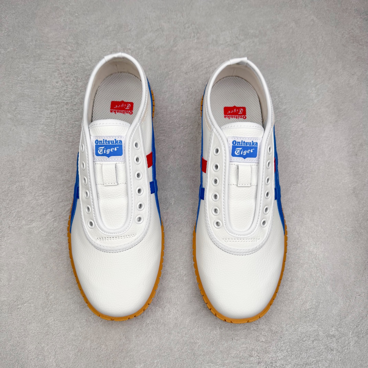 图片[2]-Onitsuka Tiger鬼塚虎 Tsunahiki Slip-on 舒适百搭 防滑耐磨平衡轻便包裹性支撑回弹透气 低帮 生活休闲鞋 男女同款 虎爪造型的logo，鞋身稳定包裹系统，支撑鞋身。一脚蹬无鞋带设计，休闲时尚，穿着舒适。Onitsuka Tiger特有的橡胶配方，弹性及止滑效果良好。鞋子外侧品牌logo标志，从视觉上感受品牌的个性，提升品牌的认知度。牛皮革帮面韧性佳，透气性好，耐磨性高。Onitsuka Tiger鬼塚虎从运动中汲取灵感，并致力于打造融合舒适感受与创新设计的时尚品牌。品牌的设计风格既体现了对传统的致敬，同时也表达了对精致风格和现代创意的推崇。我们提供独具个性的全系列产品，打造从头到脚的整体穿搭。每件产品皆以精湛工艺匠心打造，细节考究，品质出众。 时尚品牌OnitsukaTiger鬼塚虎不断呈献富于现代气息的系列单品，巧妙结合经典传承与锐意创新，并融蕴时尚格调与运动风范。1949年，鬼塚喜八郎（Kihachiro Onitsuka）创立了Onitsuka有限公司，即ASICS的前身。该品牌自成立之初便以促进青少年健康为已任，一以贯之，终令OnitsukaTigerStripes成为世界知名运动品牌的代名词。如今，这一传奇仍在日本传统和现代美学的融合中延续。从历久弥新的经典造型，到别具一格的新颖风格，通过与志同道合的艺术家、文化鉴赏家合作 OnitsukaTiger鬼塚虎的每一款鞋履、服装和配饰都回荡着品牌精神。尺码：36 37 37.5 38 39 39.5 40 40.5 41.5 42 42.5 43.5 44 45-选品中心