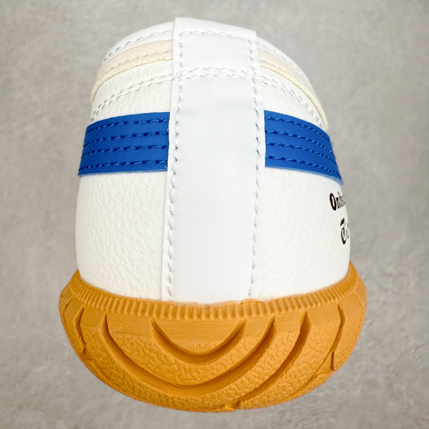 图片[8]-Onitsuka Tiger鬼塚虎 Tsunahiki Slip-on 舒适百搭 防滑耐磨平衡轻便包裹性支撑回弹透气 低帮 生活休闲鞋 男女同款 虎爪造型的logo，鞋身稳定包裹系统，支撑鞋身。一脚蹬无鞋带设计，休闲时尚，穿着舒适。Onitsuka Tiger特有的橡胶配方，弹性及止滑效果良好。鞋子外侧品牌logo标志，从视觉上感受品牌的个性，提升品牌的认知度。牛皮革帮面韧性佳，透气性好，耐磨性高。Onitsuka Tiger鬼塚虎从运动中汲取灵感，并致力于打造融合舒适感受与创新设计的时尚品牌。品牌的设计风格既体现了对传统的致敬，同时也表达了对精致风格和现代创意的推崇。我们提供独具个性的全系列产品，打造从头到脚的整体穿搭。每件产品皆以精湛工艺匠心打造，细节考究，品质出众。 时尚品牌OnitsukaTiger鬼塚虎不断呈献富于现代气息的系列单品，巧妙结合经典传承与锐意创新，并融蕴时尚格调与运动风范。1949年，鬼塚喜八郎（Kihachiro Onitsuka）创立了Onitsuka有限公司，即ASICS的前身。该品牌自成立之初便以促进青少年健康为已任，一以贯之，终令OnitsukaTigerStripes成为世界知名运动品牌的代名词。如今，这一传奇仍在日本传统和现代美学的融合中延续。从历久弥新的经典造型，到别具一格的新颖风格，通过与志同道合的艺术家、文化鉴赏家合作 OnitsukaTiger鬼塚虎的每一款鞋履、服装和配饰都回荡着品牌精神。尺码：36 37 37.5 38 39 39.5 40 40.5 41.5 42 42.5 43.5 44 45-选品中心