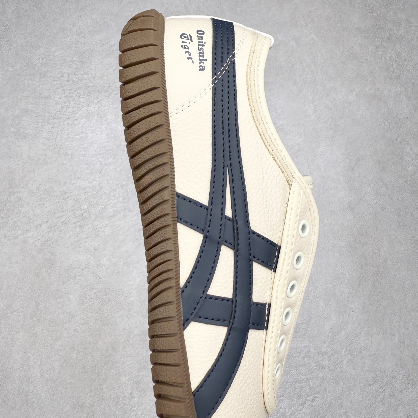 图片[6]-Onitsuka Tiger鬼塚虎 Tsunahiki Slip-on 舒适百搭 防滑耐磨平衡轻便包裹性支撑回弹透气 低帮 生活休闲鞋 男女同款 虎爪造型的logo，鞋身稳定包裹系统，支撑鞋身。一脚蹬无鞋带设计，休闲时尚，穿着舒适。Onitsuka Tiger特有的橡胶配方，弹性及止滑效果良好。鞋子外侧品牌logo标志，从视觉上感受品牌的个性，提升品牌的认知度。牛皮革帮面韧性佳，透气性好，耐磨性高。Onitsuka Tiger鬼塚虎从运动中汲取灵感，并致力于打造融合舒适感受与创新设计的时尚品牌。品牌的设计风格既体现了对传统的致敬，同时也表达了对精致风格和现代创意的推崇。我们提供独具个性的全系列产品，打造从头到脚的整体穿搭。每件产品皆以精湛工艺匠心打造，细节考究，品质出众。 时尚品牌OnitsukaTiger鬼塚虎不断呈献富于现代气息的系列单品，巧妙结合经典传承与锐意创新，并融蕴时尚格调与运动风范。1949年，鬼塚喜八郎（Kihachiro Onitsuka）创立了Onitsuka有限公司，即ASICS的前身。该品牌自成立之初便以促进青少年健康为已任，一以贯之，终令OnitsukaTigerStripes成为世界知名运动品牌的代名词。如今，这一传奇仍在日本传统和现代美学的融合中延续。从历久弥新的经典造型，到别具一格的新颖风格，通过与志同道合的艺术家、文化鉴赏家合作 OnitsukaTiger鬼塚虎的每一款鞋履、服装和配饰都回荡着品牌精神。尺码：36 37 37.5 38 39 39.5 40 40.5 41.5 42 42.5 43.5 44 45-选品中心