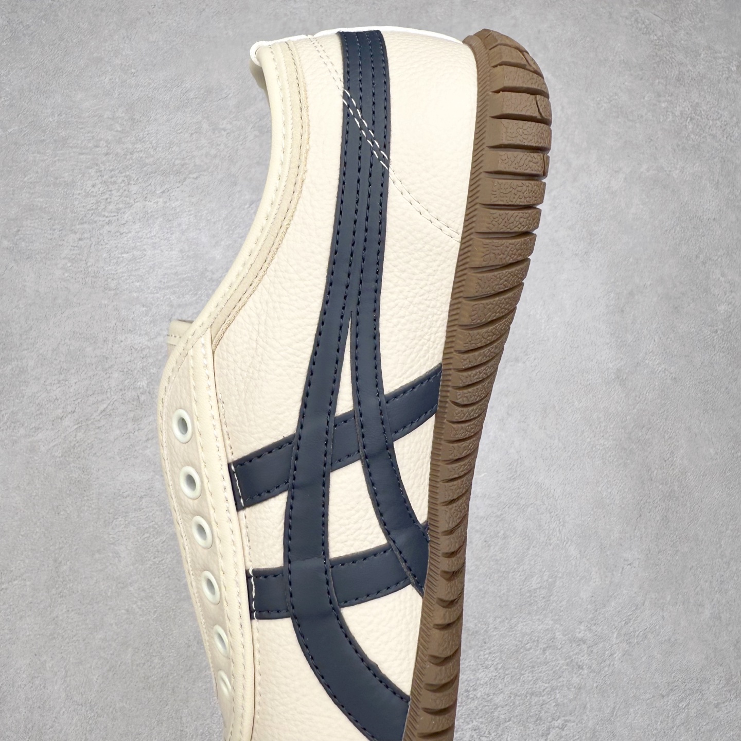 图片[7]-Onitsuka Tiger鬼塚虎 Tsunahiki Slip-on 舒适百搭 防滑耐磨平衡轻便包裹性支撑回弹透气 低帮 生活休闲鞋 男女同款 虎爪造型的logo，鞋身稳定包裹系统，支撑鞋身。一脚蹬无鞋带设计，休闲时尚，穿着舒适。Onitsuka Tiger特有的橡胶配方，弹性及止滑效果良好。鞋子外侧品牌logo标志，从视觉上感受品牌的个性，提升品牌的认知度。牛皮革帮面韧性佳，透气性好，耐磨性高。Onitsuka Tiger鬼塚虎从运动中汲取灵感，并致力于打造融合舒适感受与创新设计的时尚品牌。品牌的设计风格既体现了对传统的致敬，同时也表达了对精致风格和现代创意的推崇。我们提供独具个性的全系列产品，打造从头到脚的整体穿搭。每件产品皆以精湛工艺匠心打造，细节考究，品质出众。 时尚品牌OnitsukaTiger鬼塚虎不断呈献富于现代气息的系列单品，巧妙结合经典传承与锐意创新，并融蕴时尚格调与运动风范。1949年，鬼塚喜八郎（Kihachiro Onitsuka）创立了Onitsuka有限公司，即ASICS的前身。该品牌自成立之初便以促进青少年健康为已任，一以贯之，终令OnitsukaTigerStripes成为世界知名运动品牌的代名词。如今，这一传奇仍在日本传统和现代美学的融合中延续。从历久弥新的经典造型，到别具一格的新颖风格，通过与志同道合的艺术家、文化鉴赏家合作 OnitsukaTiger鬼塚虎的每一款鞋履、服装和配饰都回荡着品牌精神。尺码：36 37 37.5 38 39 39.5 40 40.5 41.5 42 42.5 43.5 44 45-选品中心