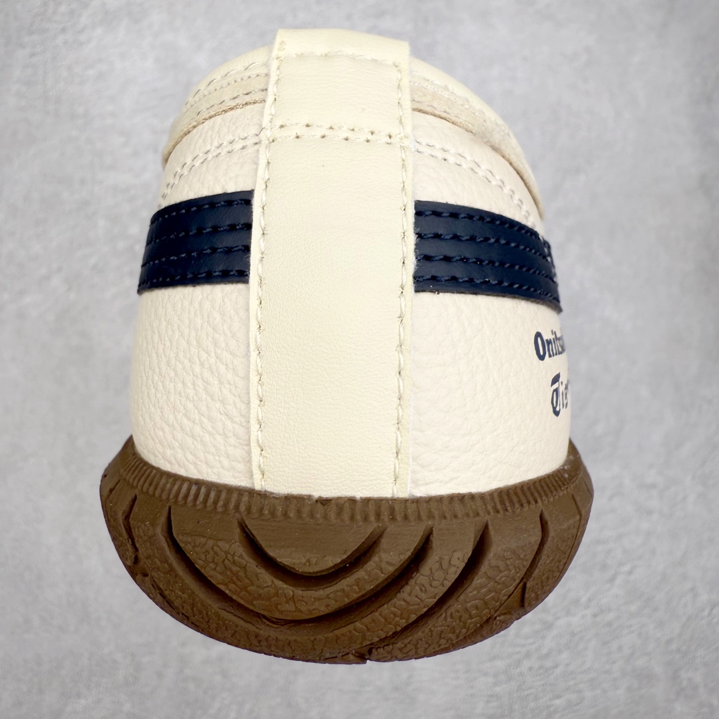 图片[8]-Onitsuka Tiger鬼塚虎 Tsunahiki Slip-on 舒适百搭 防滑耐磨平衡轻便包裹性支撑回弹透气 低帮 生活休闲鞋 男女同款 虎爪造型的logo，鞋身稳定包裹系统，支撑鞋身。一脚蹬无鞋带设计，休闲时尚，穿着舒适。Onitsuka Tiger特有的橡胶配方，弹性及止滑效果良好。鞋子外侧品牌logo标志，从视觉上感受品牌的个性，提升品牌的认知度。牛皮革帮面韧性佳，透气性好，耐磨性高。Onitsuka Tiger鬼塚虎从运动中汲取灵感，并致力于打造融合舒适感受与创新设计的时尚品牌。品牌的设计风格既体现了对传统的致敬，同时也表达了对精致风格和现代创意的推崇。我们提供独具个性的全系列产品，打造从头到脚的整体穿搭。每件产品皆以精湛工艺匠心打造，细节考究，品质出众。 时尚品牌OnitsukaTiger鬼塚虎不断呈献富于现代气息的系列单品，巧妙结合经典传承与锐意创新，并融蕴时尚格调与运动风范。1949年，鬼塚喜八郎（Kihachiro Onitsuka）创立了Onitsuka有限公司，即ASICS的前身。该品牌自成立之初便以促进青少年健康为已任，一以贯之，终令OnitsukaTigerStripes成为世界知名运动品牌的代名词。如今，这一传奇仍在日本传统和现代美学的融合中延续。从历久弥新的经典造型，到别具一格的新颖风格，通过与志同道合的艺术家、文化鉴赏家合作 OnitsukaTiger鬼塚虎的每一款鞋履、服装和配饰都回荡着品牌精神。尺码：36 37 37.5 38 39 39.5 40 40.5 41.5 42 42.5 43.5 44 45-选品中心