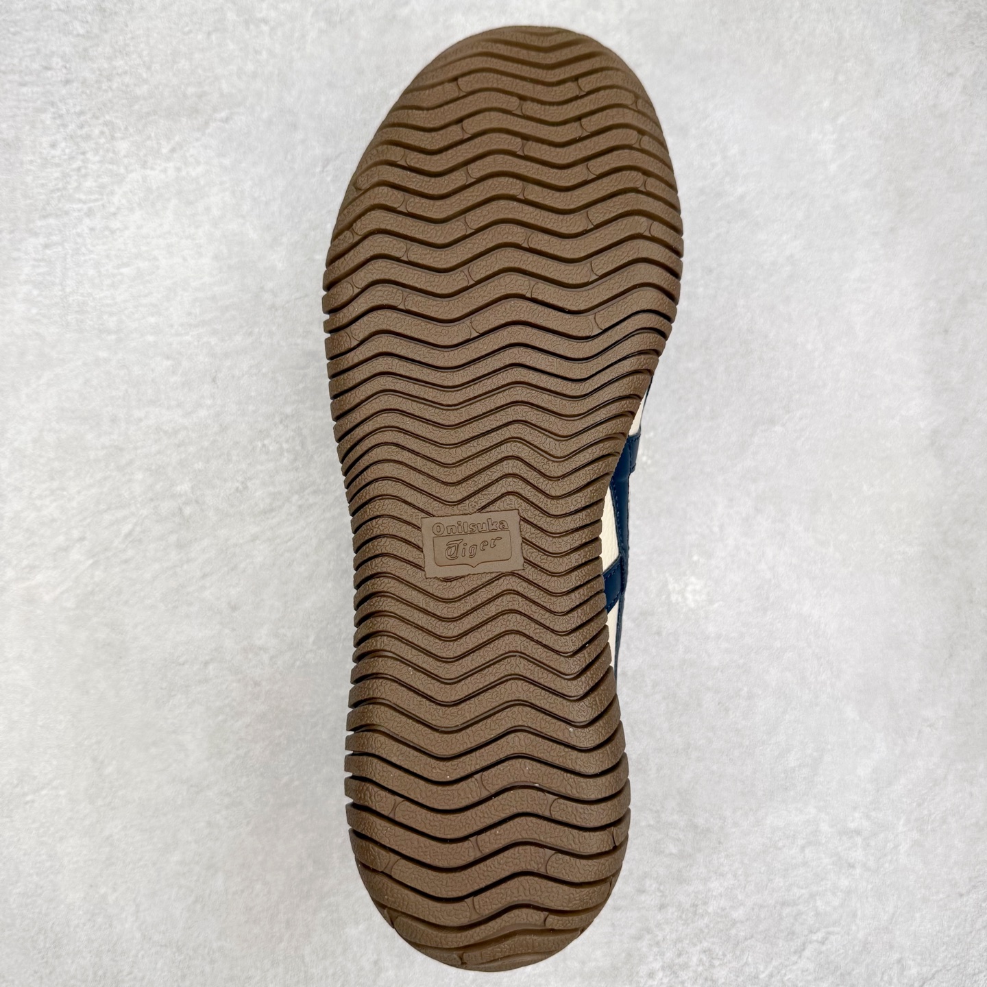 图片[9]-Onitsuka Tiger鬼塚虎 Tsunahiki Slip-on 舒适百搭 防滑耐磨平衡轻便包裹性支撑回弹透气 低帮 生活休闲鞋 男女同款 虎爪造型的logo，鞋身稳定包裹系统，支撑鞋身。一脚蹬无鞋带设计，休闲时尚，穿着舒适。Onitsuka Tiger特有的橡胶配方，弹性及止滑效果良好。鞋子外侧品牌logo标志，从视觉上感受品牌的个性，提升品牌的认知度。牛皮革帮面韧性佳，透气性好，耐磨性高。Onitsuka Tiger鬼塚虎从运动中汲取灵感，并致力于打造融合舒适感受与创新设计的时尚品牌。品牌的设计风格既体现了对传统的致敬，同时也表达了对精致风格和现代创意的推崇。我们提供独具个性的全系列产品，打造从头到脚的整体穿搭。每件产品皆以精湛工艺匠心打造，细节考究，品质出众。 时尚品牌OnitsukaTiger鬼塚虎不断呈献富于现代气息的系列单品，巧妙结合经典传承与锐意创新，并融蕴时尚格调与运动风范。1949年，鬼塚喜八郎（Kihachiro Onitsuka）创立了Onitsuka有限公司，即ASICS的前身。该品牌自成立之初便以促进青少年健康为已任，一以贯之，终令OnitsukaTigerStripes成为世界知名运动品牌的代名词。如今，这一传奇仍在日本传统和现代美学的融合中延续。从历久弥新的经典造型，到别具一格的新颖风格，通过与志同道合的艺术家、文化鉴赏家合作 OnitsukaTiger鬼塚虎的每一款鞋履、服装和配饰都回荡着品牌精神。尺码：36 37 37.5 38 39 39.5 40 40.5 41.5 42 42.5 43.5 44 45-选品中心