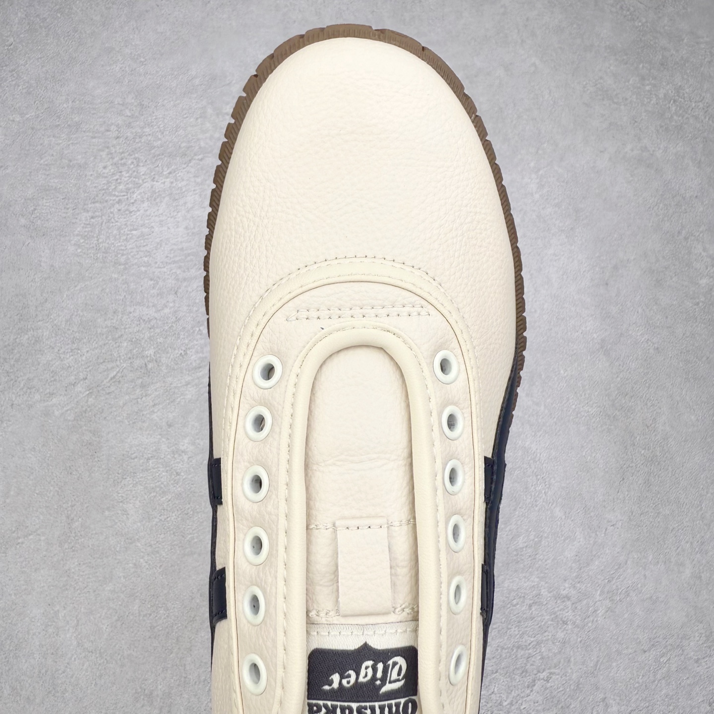 图片[4]-Onitsuka Tiger鬼塚虎 Tsunahiki Slip-on 舒适百搭 防滑耐磨平衡轻便包裹性支撑回弹透气 低帮 生活休闲鞋 男女同款 虎爪造型的logo，鞋身稳定包裹系统，支撑鞋身。一脚蹬无鞋带设计，休闲时尚，穿着舒适。Onitsuka Tiger特有的橡胶配方，弹性及止滑效果良好。鞋子外侧品牌logo标志，从视觉上感受品牌的个性，提升品牌的认知度。牛皮革帮面韧性佳，透气性好，耐磨性高。Onitsuka Tiger鬼塚虎从运动中汲取灵感，并致力于打造融合舒适感受与创新设计的时尚品牌。品牌的设计风格既体现了对传统的致敬，同时也表达了对精致风格和现代创意的推崇。我们提供独具个性的全系列产品，打造从头到脚的整体穿搭。每件产品皆以精湛工艺匠心打造，细节考究，品质出众。 时尚品牌OnitsukaTiger鬼塚虎不断呈献富于现代气息的系列单品，巧妙结合经典传承与锐意创新，并融蕴时尚格调与运动风范。1949年，鬼塚喜八郎（Kihachiro Onitsuka）创立了Onitsuka有限公司，即ASICS的前身。该品牌自成立之初便以促进青少年健康为已任，一以贯之，终令OnitsukaTigerStripes成为世界知名运动品牌的代名词。如今，这一传奇仍在日本传统和现代美学的融合中延续。从历久弥新的经典造型，到别具一格的新颖风格，通过与志同道合的艺术家、文化鉴赏家合作 OnitsukaTiger鬼塚虎的每一款鞋履、服装和配饰都回荡着品牌精神。尺码：36 37 37.5 38 39 39.5 40 40.5 41.5 42 42.5 43.5 44 45-选品中心