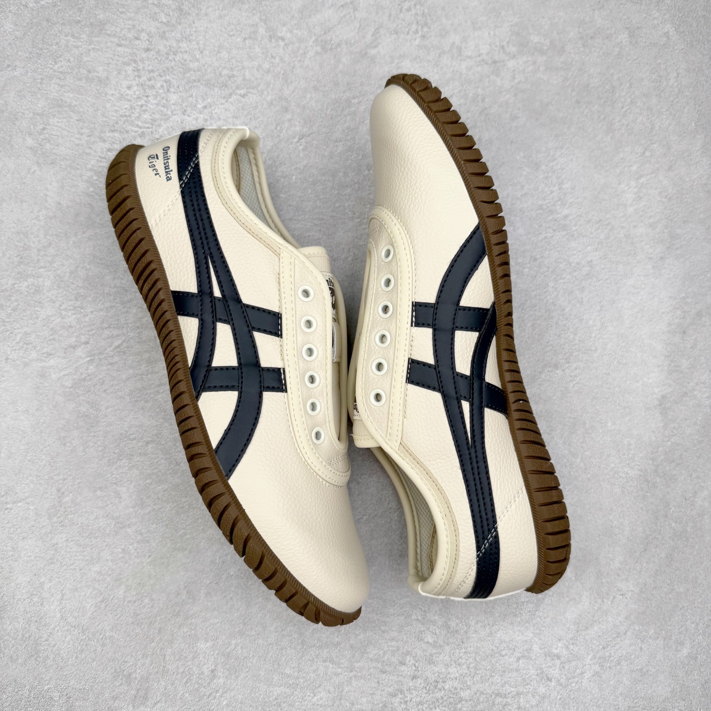 图片[3]-Onitsuka Tiger鬼塚虎 Tsunahiki Slip-on 舒适百搭 防滑耐磨平衡轻便包裹性支撑回弹透气 低帮 生活休闲鞋 男女同款 虎爪造型的logo，鞋身稳定包裹系统，支撑鞋身。一脚蹬无鞋带设计，休闲时尚，穿着舒适。Onitsuka Tiger特有的橡胶配方，弹性及止滑效果良好。鞋子外侧品牌logo标志，从视觉上感受品牌的个性，提升品牌的认知度。牛皮革帮面韧性佳，透气性好，耐磨性高。Onitsuka Tiger鬼塚虎从运动中汲取灵感，并致力于打造融合舒适感受与创新设计的时尚品牌。品牌的设计风格既体现了对传统的致敬，同时也表达了对精致风格和现代创意的推崇。我们提供独具个性的全系列产品，打造从头到脚的整体穿搭。每件产品皆以精湛工艺匠心打造，细节考究，品质出众。 时尚品牌OnitsukaTiger鬼塚虎不断呈献富于现代气息的系列单品，巧妙结合经典传承与锐意创新，并融蕴时尚格调与运动风范。1949年，鬼塚喜八郎（Kihachiro Onitsuka）创立了Onitsuka有限公司，即ASICS的前身。该品牌自成立之初便以促进青少年健康为已任，一以贯之，终令OnitsukaTigerStripes成为世界知名运动品牌的代名词。如今，这一传奇仍在日本传统和现代美学的融合中延续。从历久弥新的经典造型，到别具一格的新颖风格，通过与志同道合的艺术家、文化鉴赏家合作 OnitsukaTiger鬼塚虎的每一款鞋履、服装和配饰都回荡着品牌精神。尺码：36 37 37.5 38 39 39.5 40 40.5 41.5 42 42.5 43.5 44 45-选品中心
