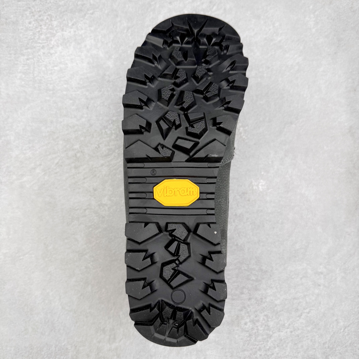 图片[9]-CRISPI Monaco 摩纳哥 GTX 登山耐磨防水中帮 户外功能鞋 CRISPI是一款登山鞋品牌，公司依靠的是对于制鞋与传统工艺从未抹灭的热情与热爱。时不时都在回顾与反思一路走过的路并且朝向新目标前进，这也是一直坚信着获得成功的关键。在未来的道路上将会不断重复温故与知新，永无止境的继续成长下去。CRISPI一直坚信着，必须充分了解客户的需求，保持着对于客户需求的前瞻性才能提供给客户“舒适零磨合”、耐用的鞋靴。CRISPI的研发团队与制鞋工匠每天密切合作，在传统制鞋工艺中融入创新的解决方案，为客户提供穿着体验。尺码：36 37 38 39 40 41 42 43 44 45-选品中心