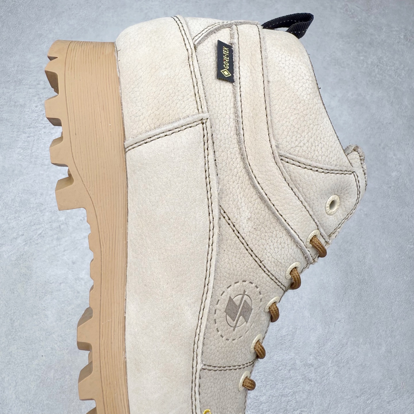 图片[6]-CRISPI Monaco 摩纳哥 GTX 登山耐磨防水中帮 户外功能鞋 CRISPI是一款登山鞋品牌，公司依靠的是对于制鞋与传统工艺从未抹灭的热情与热爱。时不时都在回顾与反思一路走过的路并且朝向新目标前进，这也是一直坚信着获得成功的关键。在未来的道路上将会不断重复温故与知新，永无止境的继续成长下去。CRISPI一直坚信着，必须充分了解客户的需求，保持着对于客户需求的前瞻性才能提供给客户“舒适零磨合”、耐用的鞋靴。CRISPI的研发团队与制鞋工匠每天密切合作，在传统制鞋工艺中融入创新的解决方案，为客户提供穿着体验。尺码：36 37 38 39 40 41 42 43 44 45-选品中心